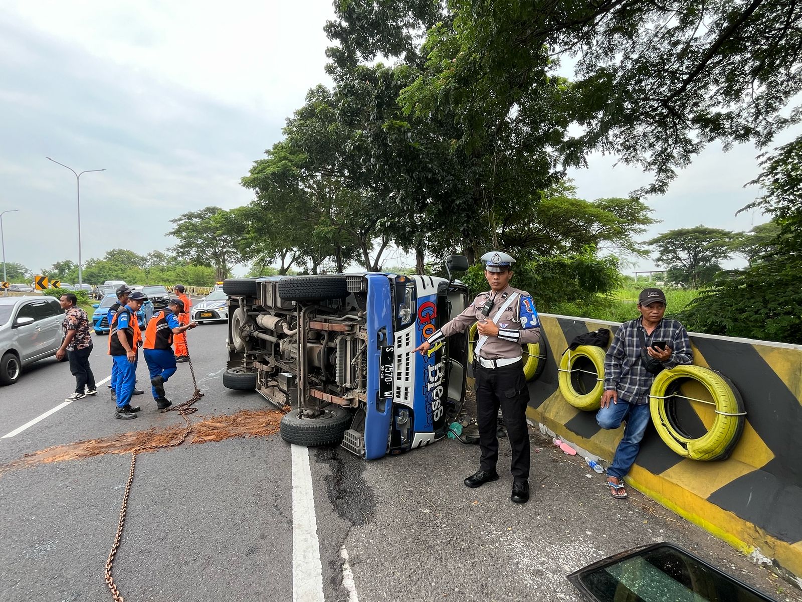 RINGSEK : Mobil Elf bermuatan 21 penumpang yang terguling di exit tol Juanda, Sidoarjo, Kamis (20/2). (IST/RADAR SIDOARJO)