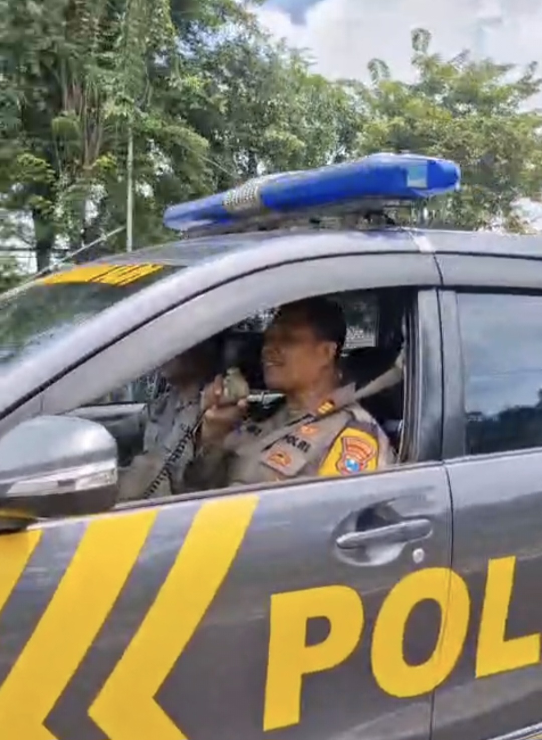 ANTISIPASI : Kapolsek Balongbendo AKP Sugeng Sulistiyono memberikan imbauan pada pengendara untuk tekan angka kecelakaan di bypass hingga Jalan Ciro, Balongbendo, Sidoarjo. (IST/RADAR SIDOARJO)