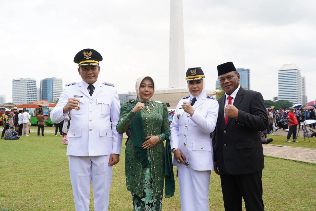 SIAP KERJA: Bupati Sidoarjo Subandi didampingi istri Sriatun dan Wabup Sidoarjo Mimik Idayana bersama suami Rahmat Muhajirin usai pelantikan.