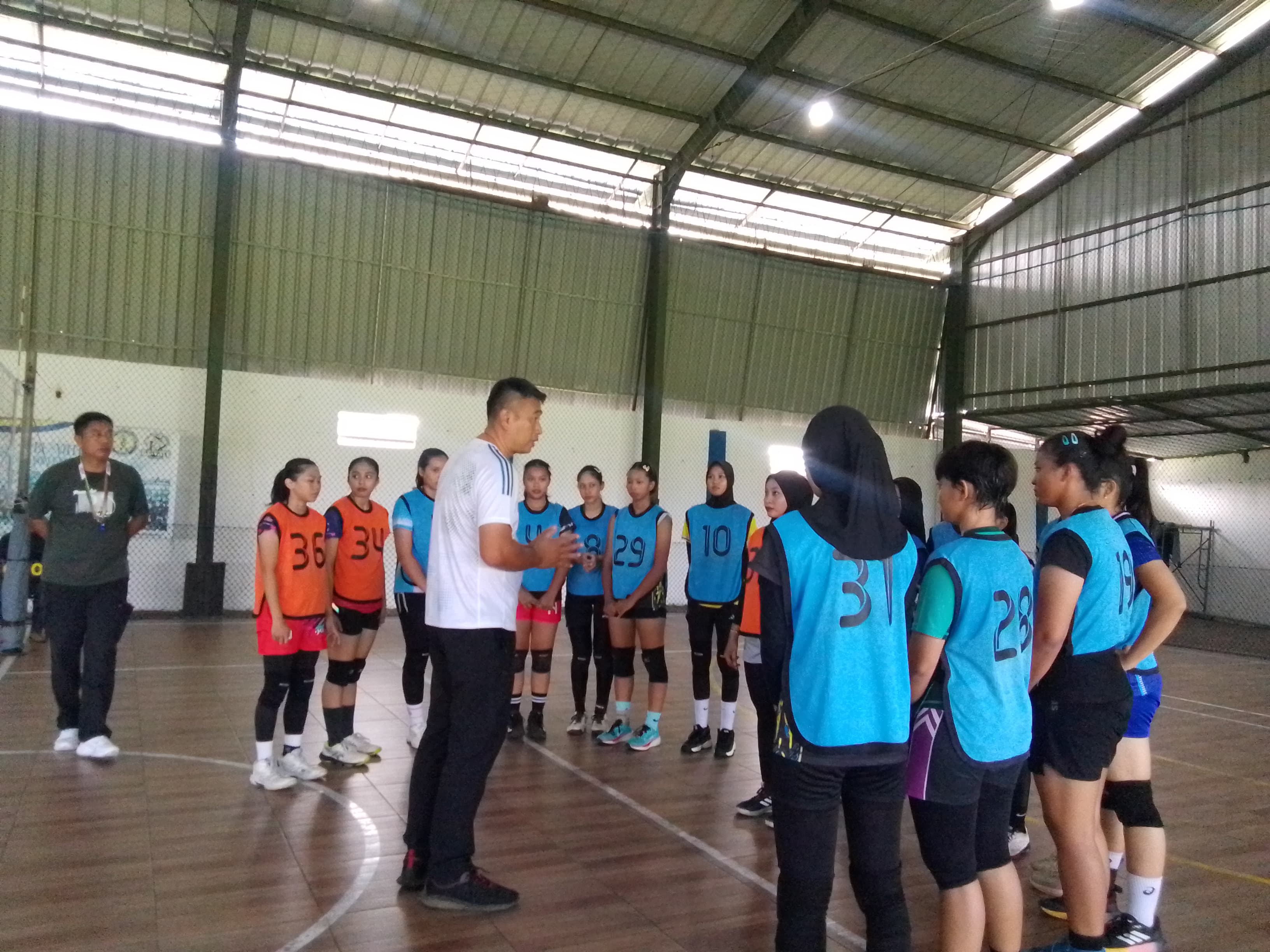 TALENTA : Sebanyak 36 atlet bola voli putri mengikuti talent scouting rekrutmen prajurit TNI di Desa Durungbedug, Candi, Sidoarjo, Jumat (21/2). (DIKY PUTRA SANSIRI/RADAR SIDOARJO)
