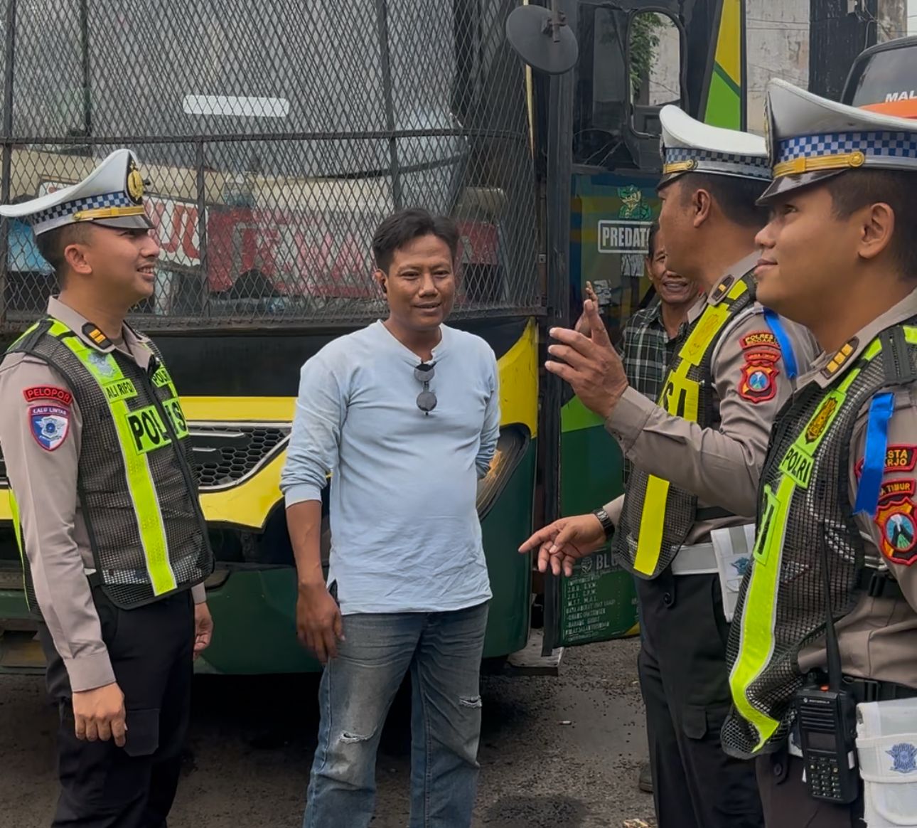 IMBAUAN : Satlantas Polresta Sidoarjo saat mengedukasi sopir bus dan ojol di Terminal Purabaya, Sidoarjo. (IST/RADAR SIDOARJO)
