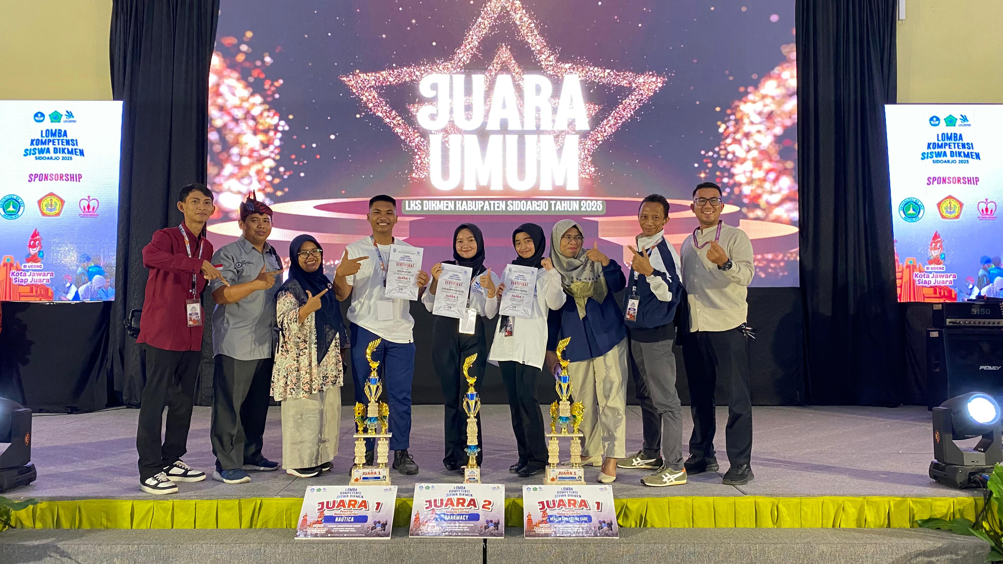 DIBORONG : Kafika Brilian Shufi, Chelse dan Aulia Ramadhani serta dewan guru SMK Mitra Sehat Mandiri Sidoarjo foto bersama usai Lomba LKS Dikmen 2025. (IST/RADAR SIDOARJO)