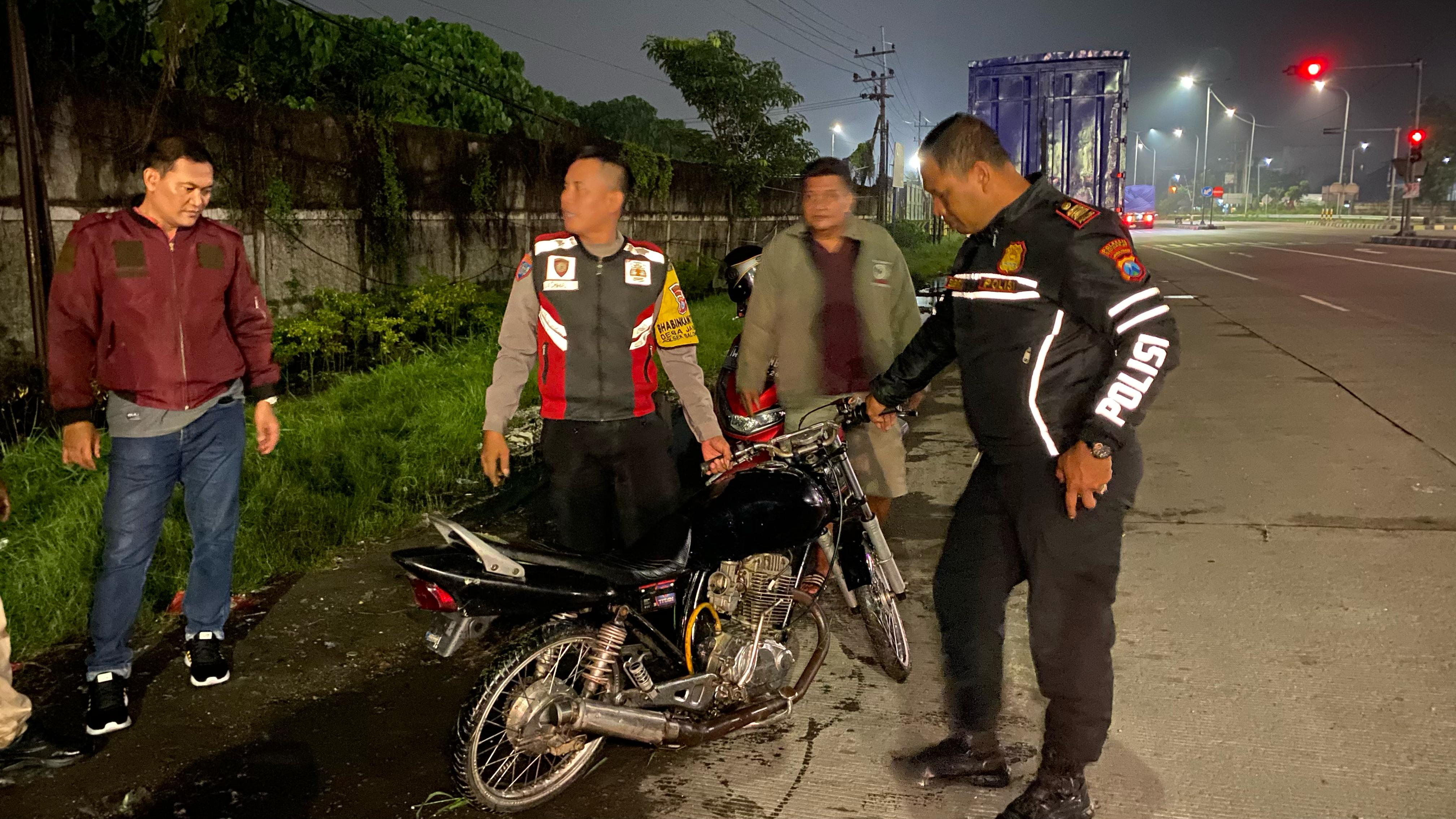 EVAKUASI : Sepeda motor yang dievakuasi anggota Polsek Balongbendo di Jalan Bypass Balongbendo, Sidoarjo, Minggu (23/2). (IST/RADAR SIDOARJO)