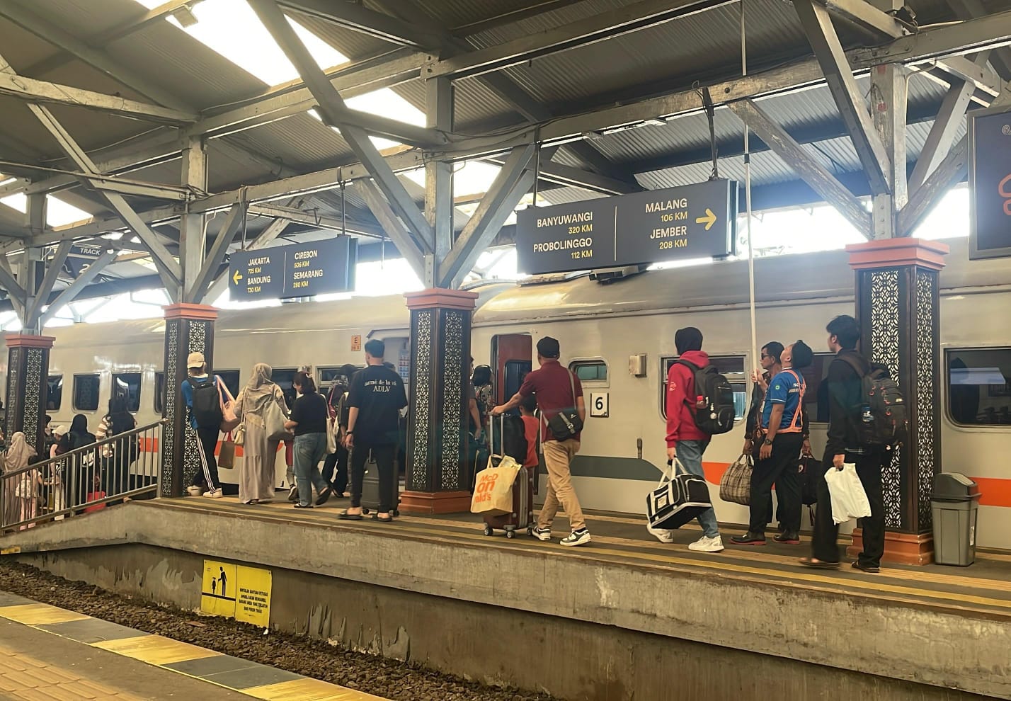 RAMAI : Suasana penumpang di Stasiun Sidoarjo menjelang Ramadan 2025. (IST/RADAR SIDOARJO)
