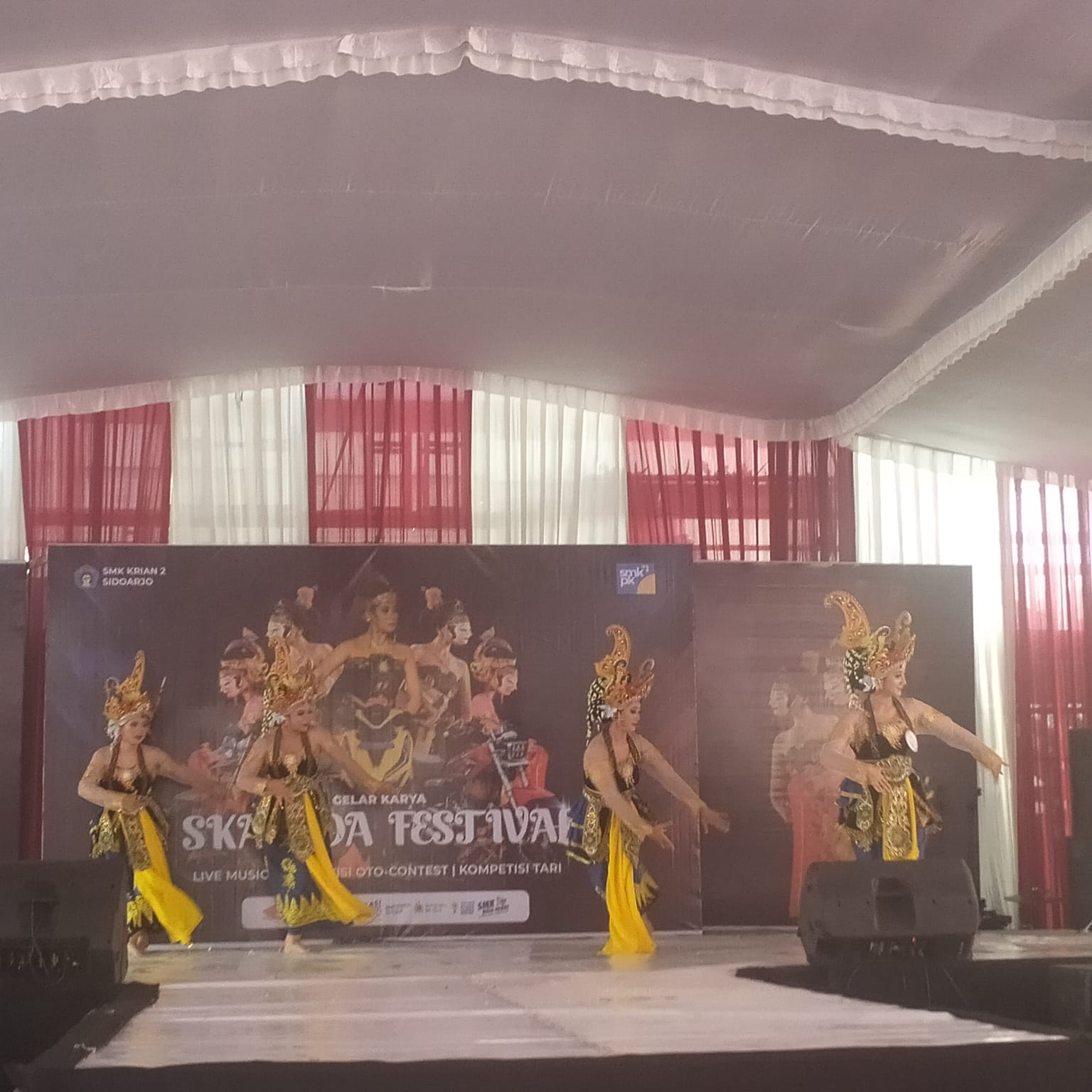 BERBAKAT: Salah satu penampil seni tari di SMK Krian. Sekolah ini menggelar SKRIDA Festival 2025. (ANAS/RADAR SIDOARJO)