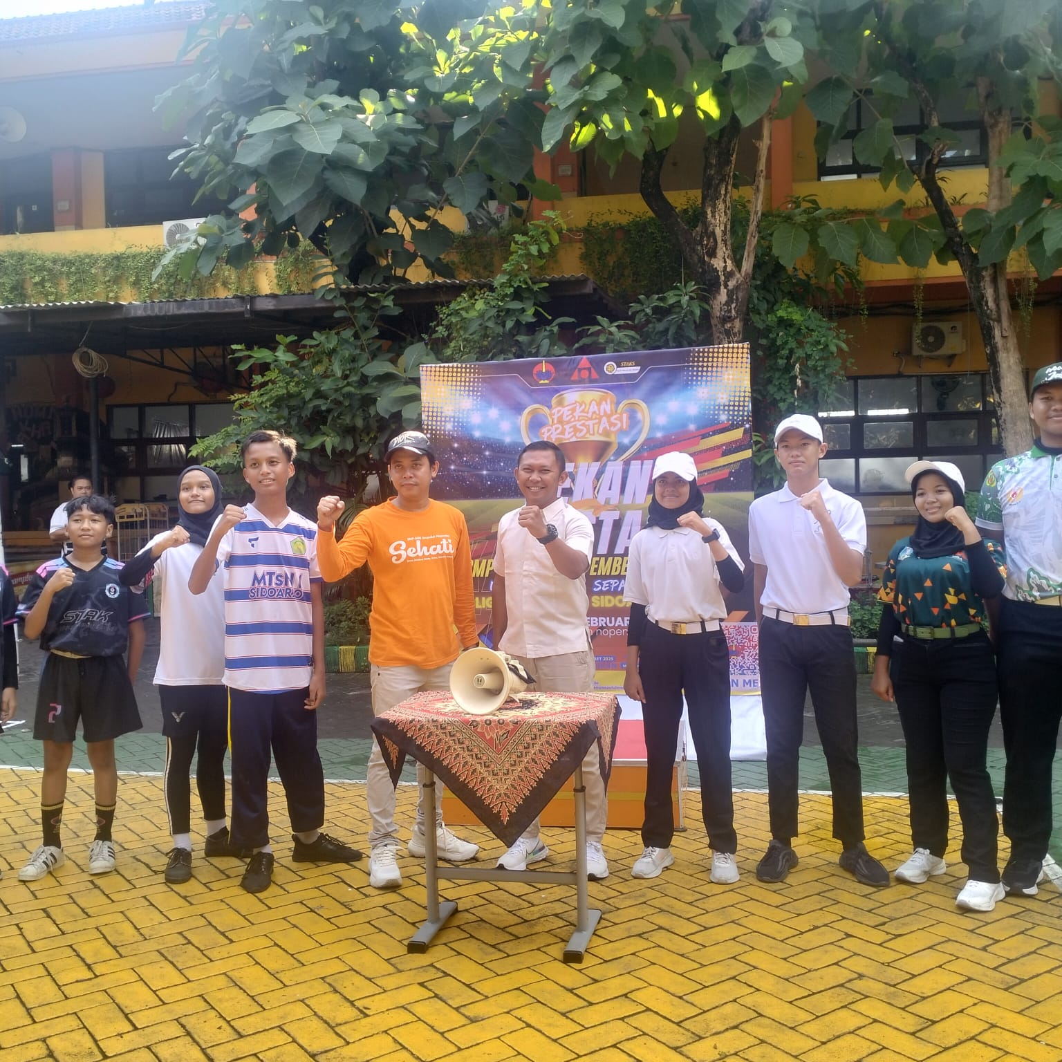 KOMPAK: Foto bersama kepala SMP Sepuluh Nopember Tulus Jatmika bersama ketua PSIT Sidoarjo Fikrul Umam saat pembukaan bersama atlet Woodball dan Sepak Takraw. (ANAS/RADAR SIDOARJO)