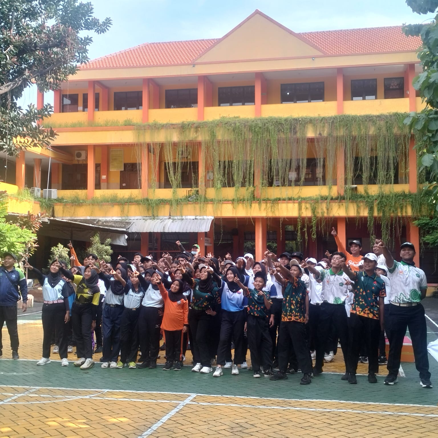 SEMANGAT : Atlet woodball dan sepak takraw foto bersama. (ANAS/RADAR SIDOARJO)&nbsp;