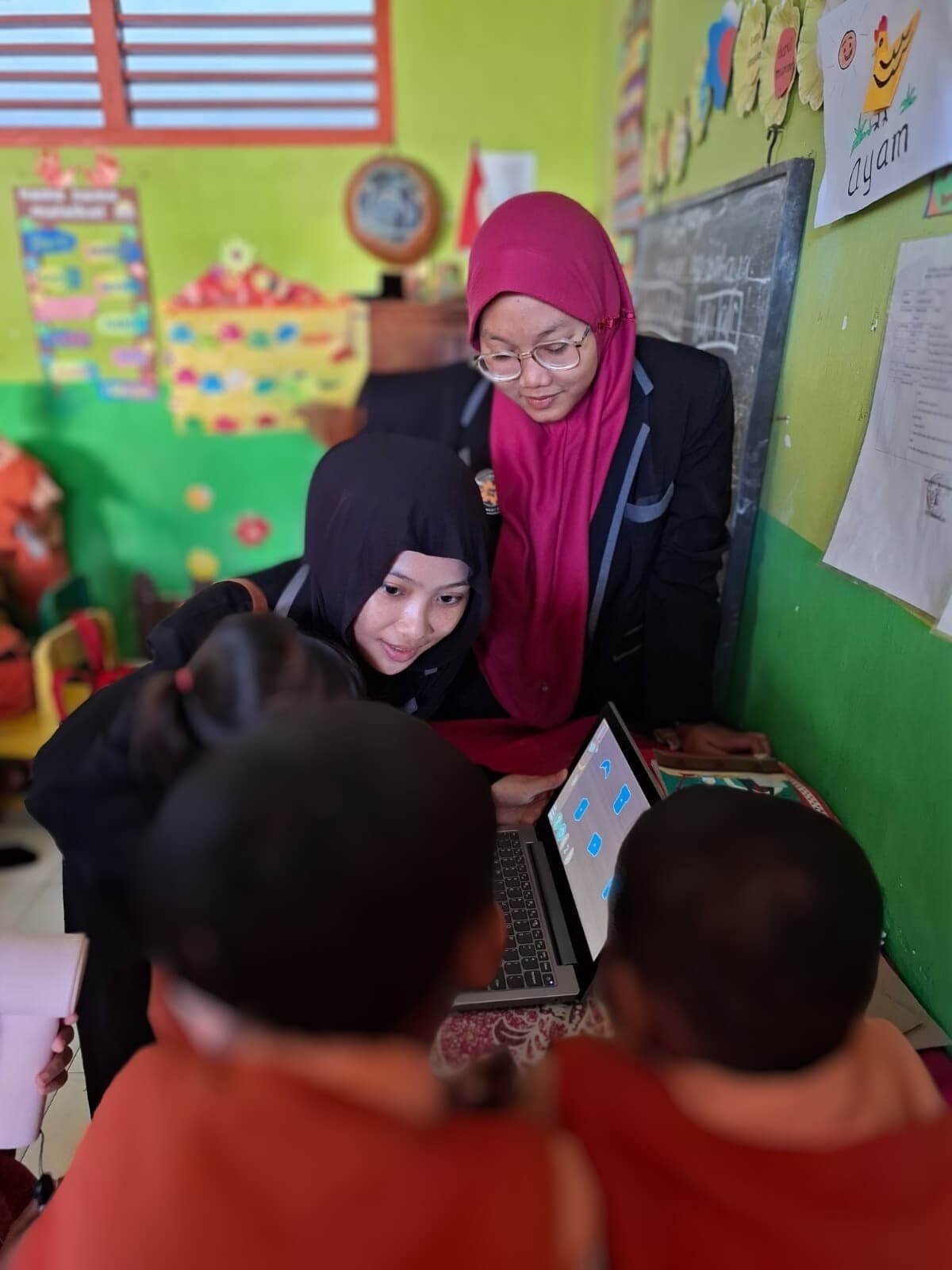 PENGABDIAN : Siswa SMA Islam As Sakinah saat memaparkan kepada siswa di Desa Tanjekwagir. (ANAS RADAR SIDOARJO)
