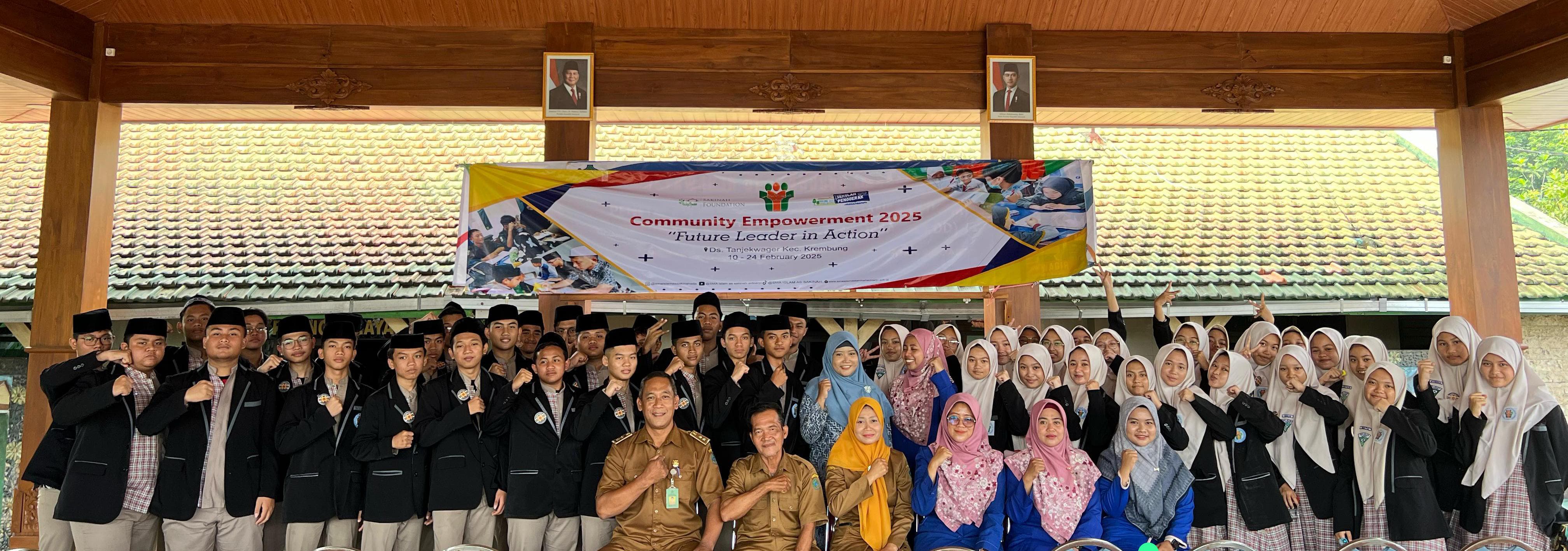 KOMPAK : Foto bersama para guru dan siswa SMA Islam As Sakinah. (ANAS/RADAR SIDOARJO)
