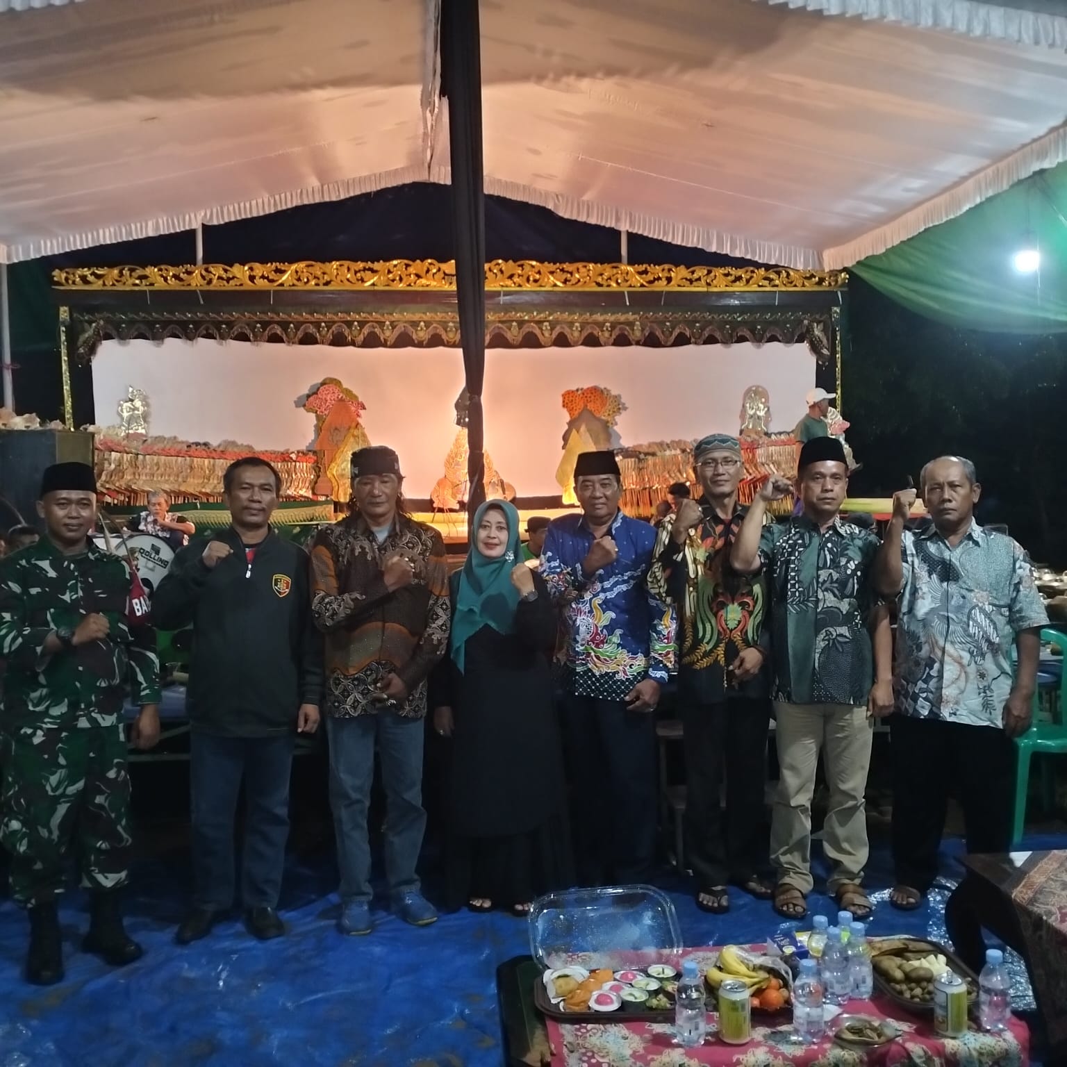 SUKSES : Kepala Desa Gelam Muchammad Muslich beserta Istrinya Ketua BPD dan toko masyarakat dalam kegiatan ruwat desa. (ANAS/RADAR SIDOARJO)&nbsp;
