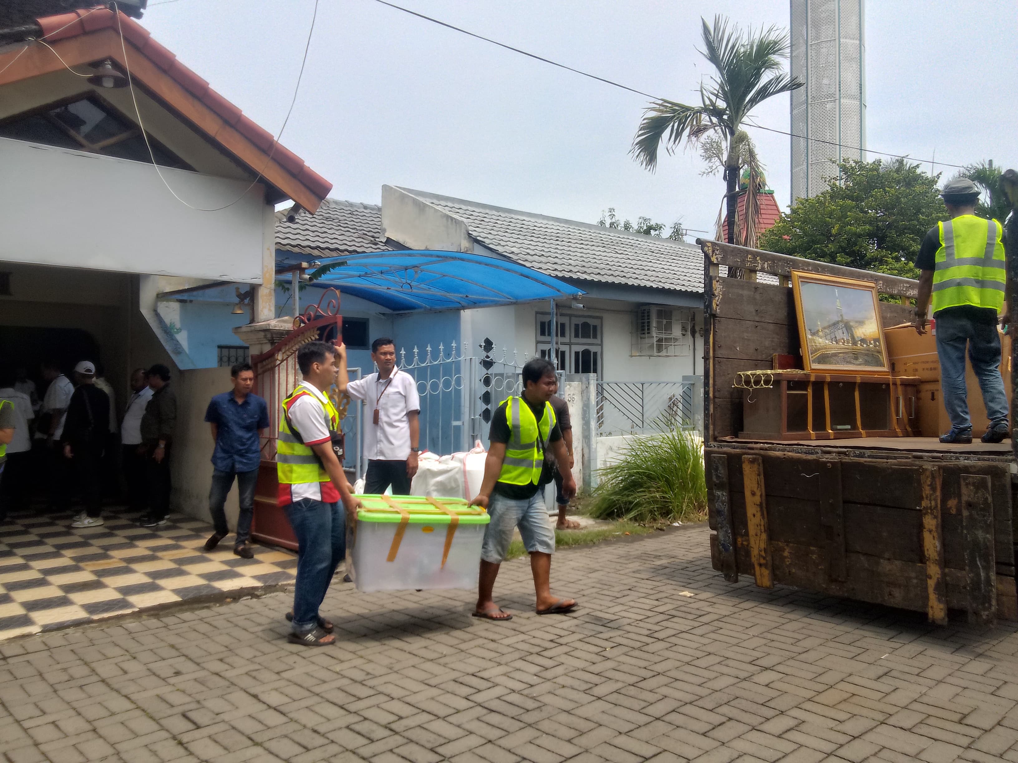 PENGOSONGAN : Petugas juru sita mengeluarkan barang yang ada di dalam rumah, Senin (24/2). (DIKY PUTRA SANSIRI/RADAR SIDOARJO)