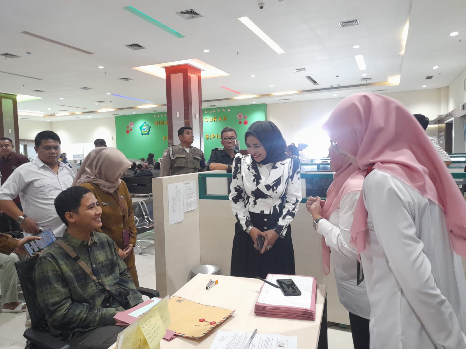 DENGAR KELUHAN : Wabup Sidoarjo, Mimik Idayana saat sidak ke MPP Sidoarjo di Jalan Lingkar Timur.(M SAIFUL ROHMAN/RADAR SIDOARJO)