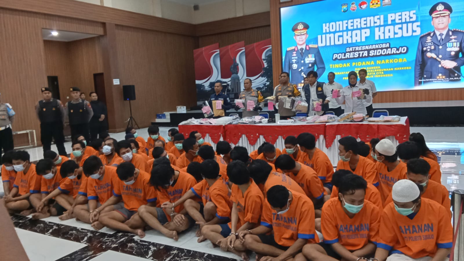 DIAMANKAN : Tersangka yang ditangkap Satresnarkoba Polresta Sidoarjo selama lima hulan terakhir. (IST/RADAR SIDOARJO)