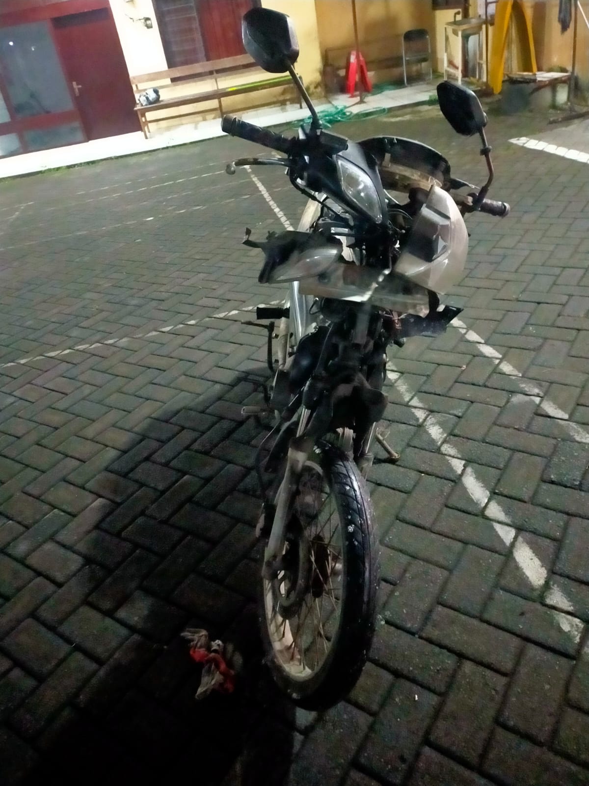 RINGSEK : Kondisi sepeda motor korban usai menabrak truk trailer di Jalan Raya Taman, Geluran, Sidoarjo, Selasa (25/2) dini hari. (IST/RADAR SIDOARJO)