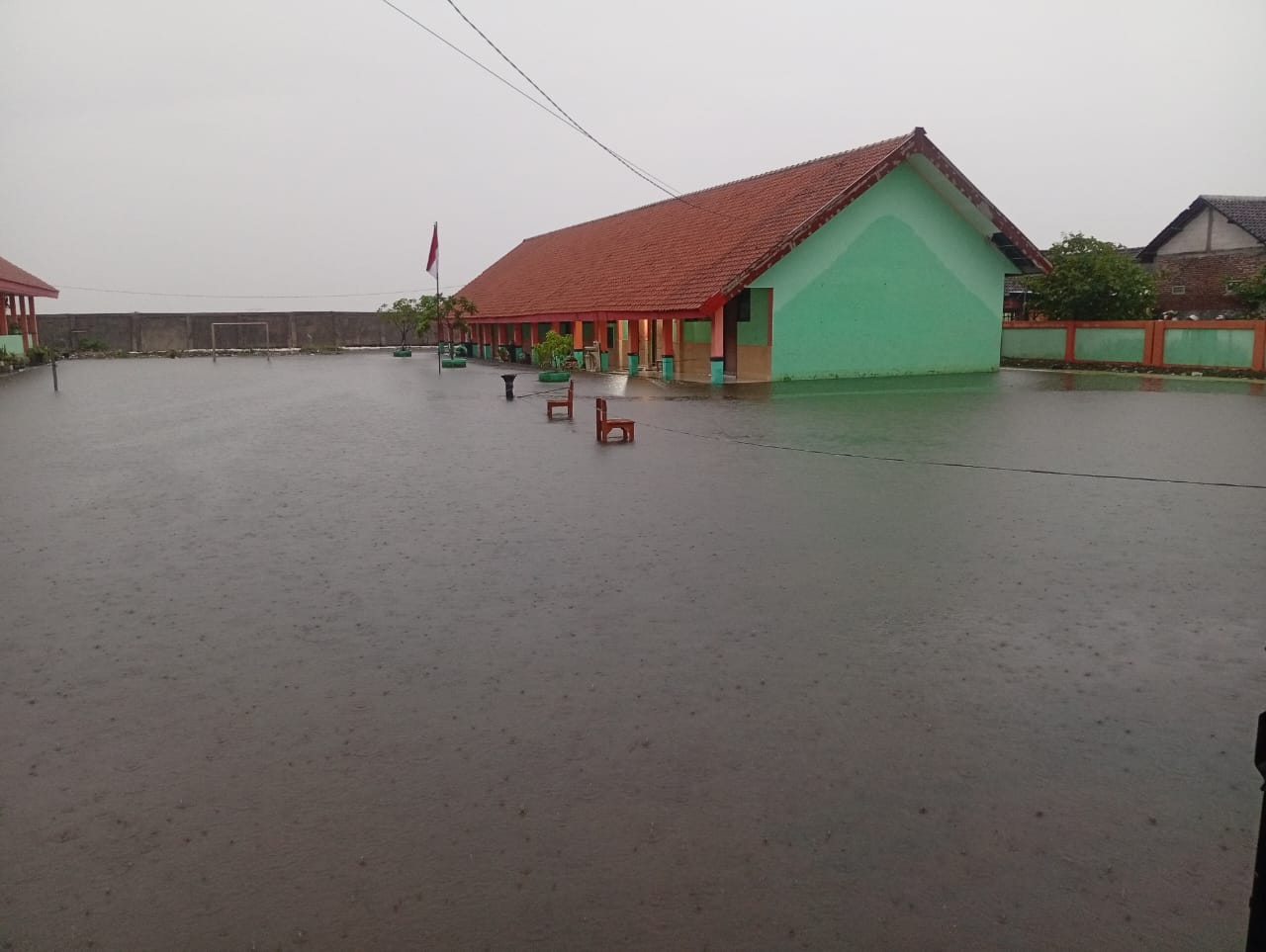 TERENDAM : Kondisi SDN Banjarasri, Tanggulangin, Sidoarjo, tergenang banjir usai hujan lebat. (IST/RADAR SIDOARJO)