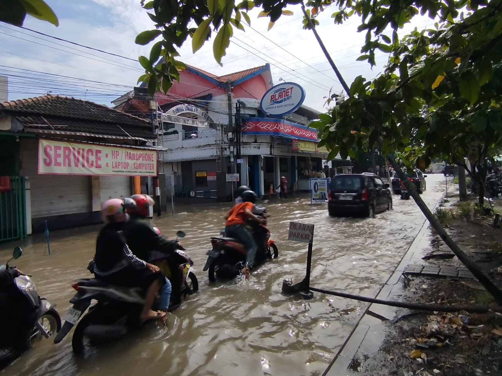 PARAH: Banjir yang menggenangi Desa Sidokare, Sidoarjo. Hujan lebat membuat sungai meluap. (IST/RADAR SIDOARJO)
