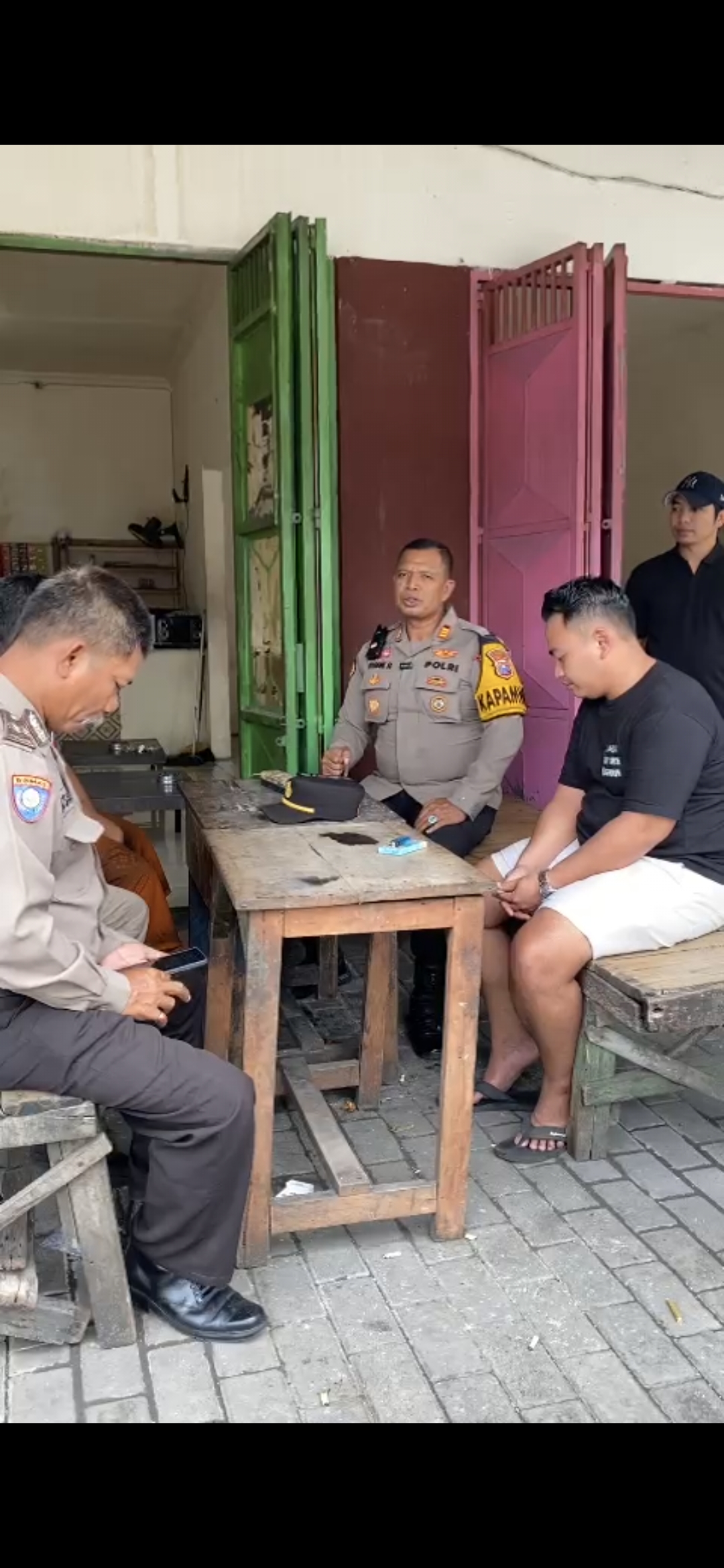 SOSIALISASI : Kapolsek Balongbendo AKP Sugeng Sulistiyono bersama pemilik warung di sekitar bantaran sungai Desa Penambangan, Balongbendo, Sidoarjo. (IST/RADAR SIDOARJO)