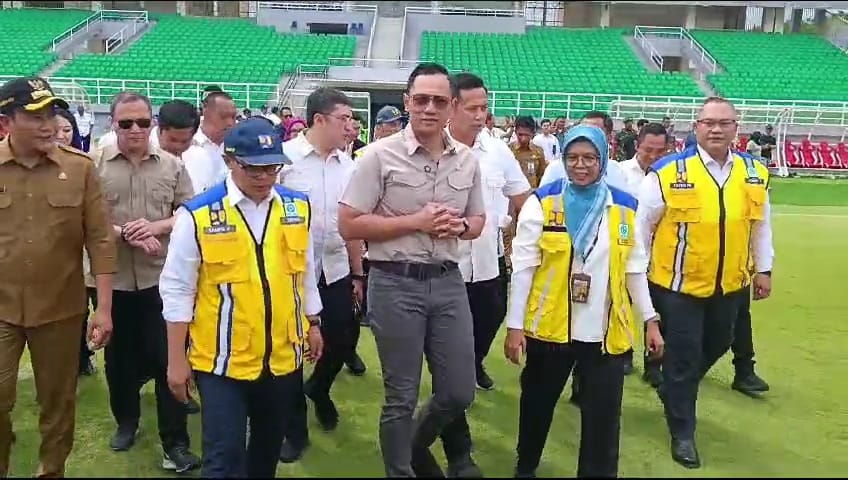 SIAP-SIAP: Menteri Koordinator Bidang Infrastruktur dan Pembangunan Kewilayahan, Agus Harimurti Yudhoyono (AHY) saat mengecek Stadion Gelora Delta, Sidoarjo. (M SAIFUL ROHMAN/RADAR SIDOARJO)