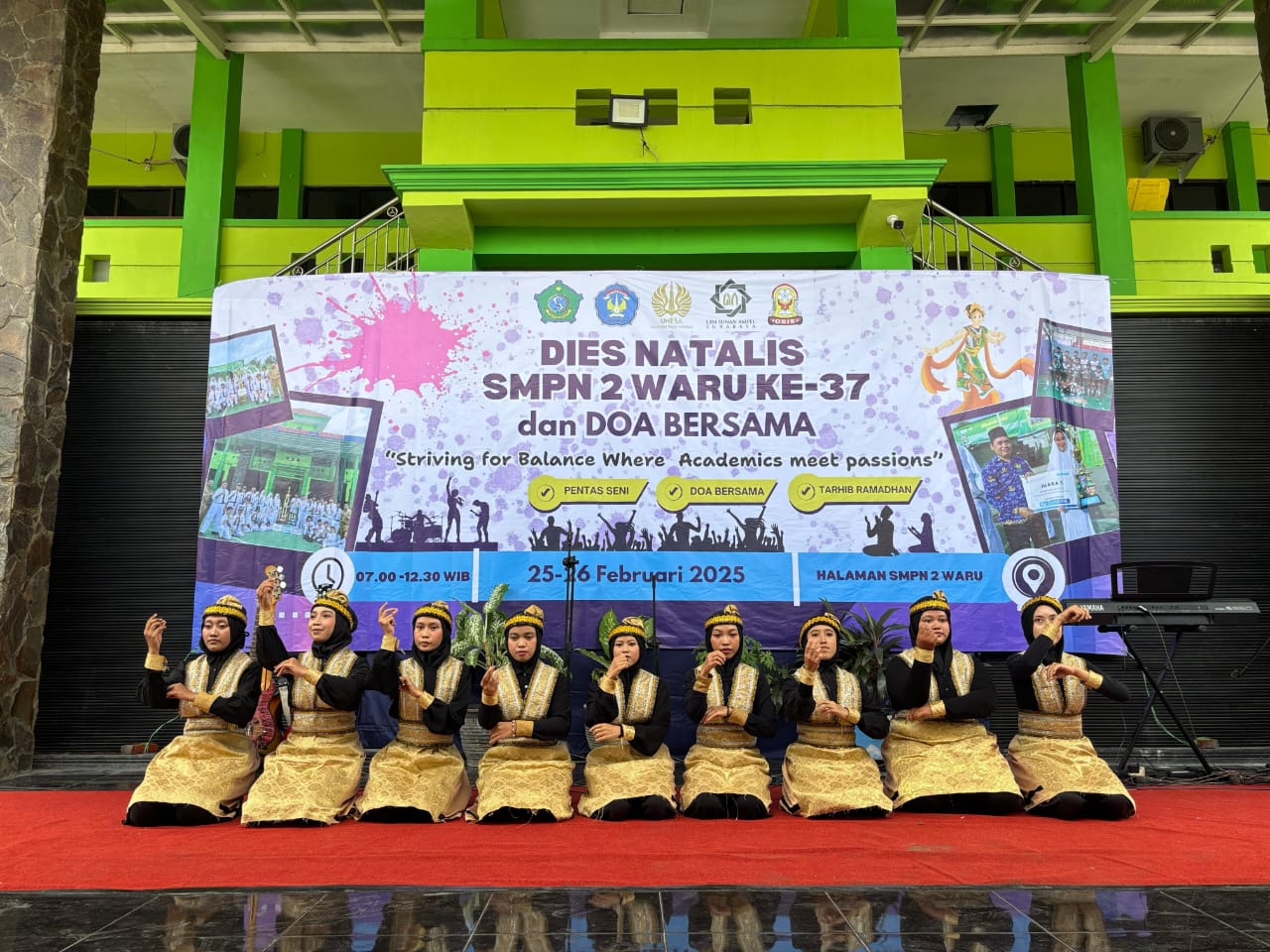 ATRAKTIF : Siswa saat tampil dalam Dies Natalis Ke-37 SMPN 2 Waru. (ANAS/RADAR SIDOARJO)
