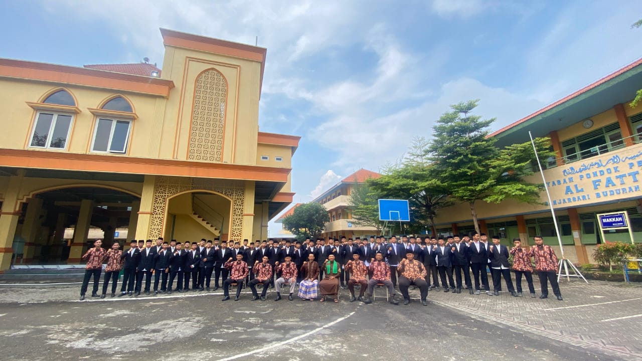 KEBERSAMAAN : Peserta Praktek Dakwah Lapangan (PDL) bersama pengasuh dan Asatidz Pondok Pesantren Al Fattah Sidoarjo. (ANAS/RADAR SIDOARJO)