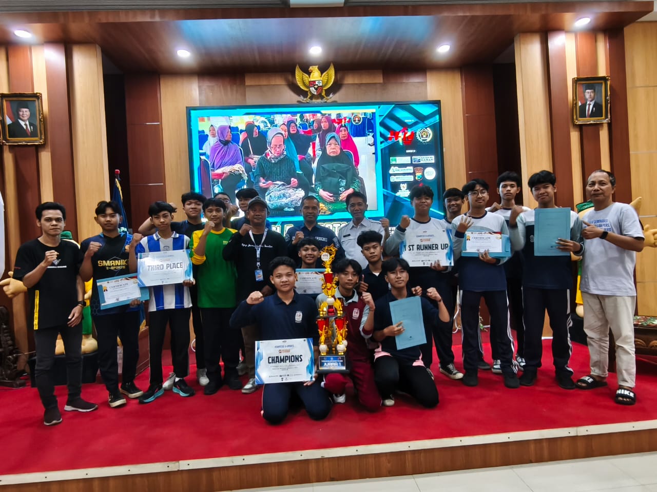 APRESIASI: Pemenang kompetisi Esport tingkat pelajar SMA di Gedung Youth Center Disporapar Sidoarjo.