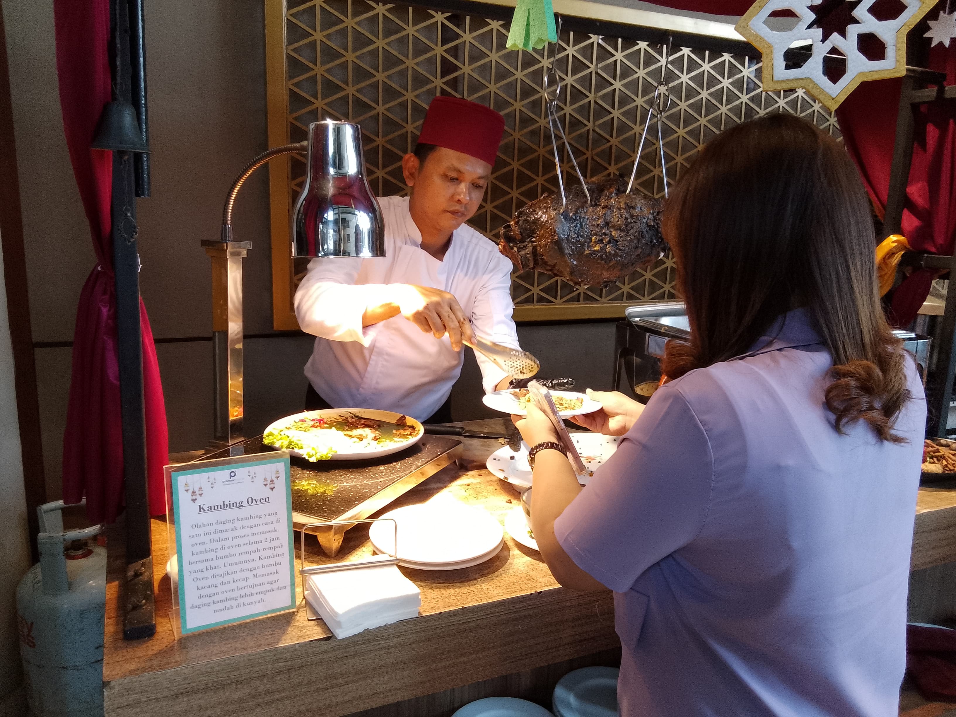 LEZAT : Chef Trini Parameswati hidangkan baklava. Premier Place Hotel Surabaya Airport di Sidoarjo menyajikan menu kampoeng Arab Nusantara.(DIKY PUTRA SANSIRI/RADAR SIDOARJO)
