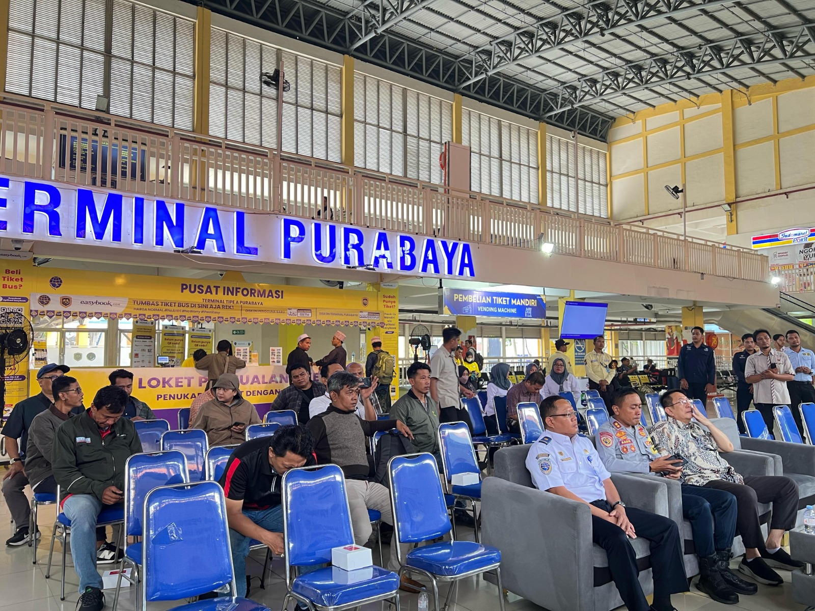 JAGA KEBERSIHAN : Pengawas Satuan Pelayanan Terminal Tipe A Purabaya, Sidoarjo Ahmad Badik terima 73 fasilitas tempat sampah. (IST/RADAR SIDOARJO)