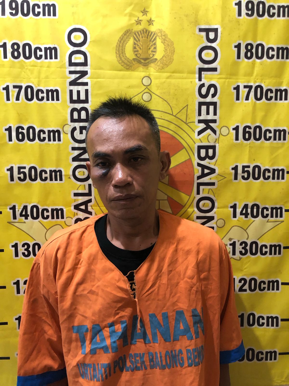 TEPERGOK : Tersangka Isak babak belur usai ketahuan mencuri tabung gas dari dalam warung di Desa Penambangan, Balongbendo, Sidoarjo. (IST/RADAR SIDOARJO)