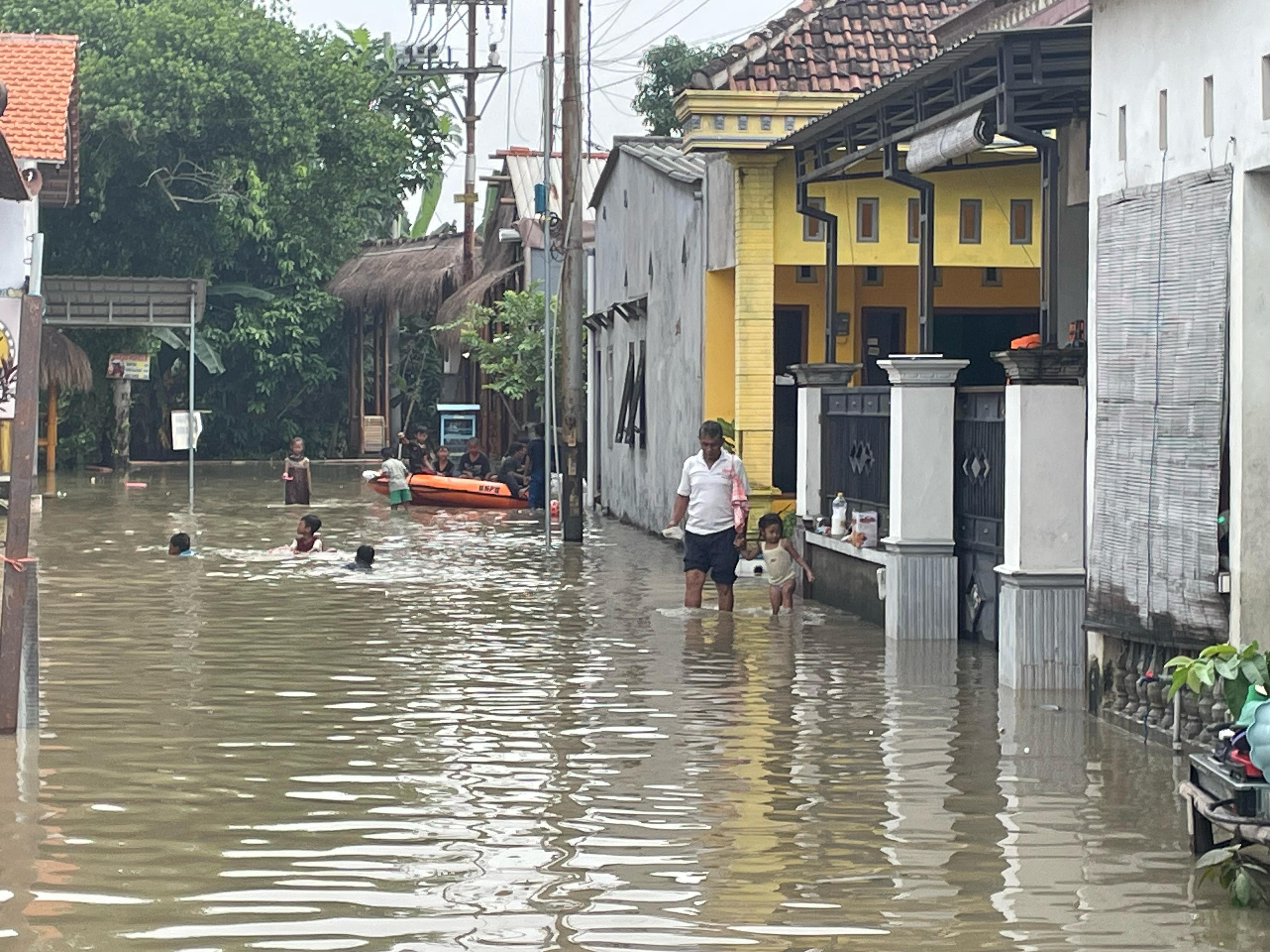 MASIH BANJIR : Desa Barengkrajan, Krian, terdampak luapan Sungai Kalimas. Dua desa di Krian terdampak banjir. (DIKY PUTRA SANSIRI/RADAR SIDOARJO)