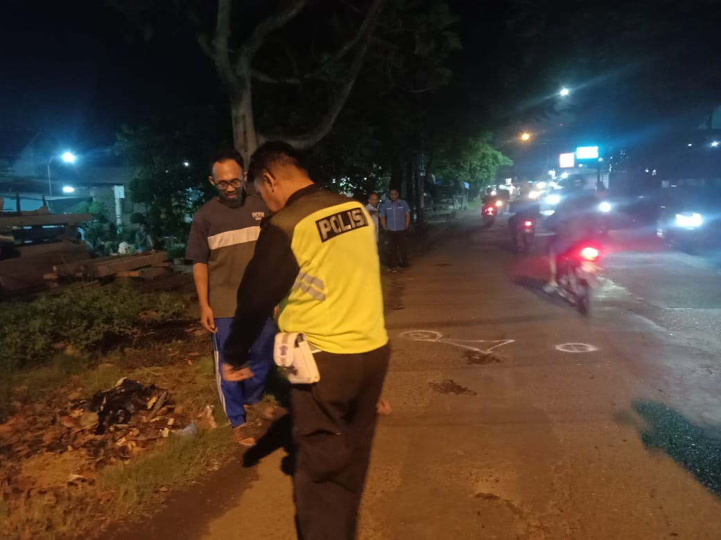 OLAH TKP : Polisi sedang berada di lokasi kejadian kecelakaan di Jalan Desa Kebonagung, Sukodono, Sidoarjo, Rabu (26/2) malam.&nbsp;