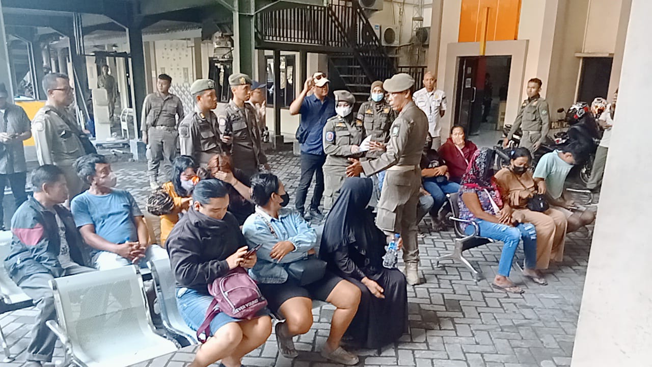 TERJARING : Tujuh PSK dan tiga penjudi diamankan di Kantor Satpol PP Sidoarjo. (IST/RADAR SIDOARJO)