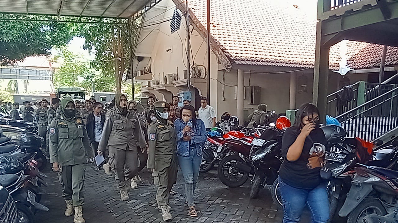 DIKELER : Satpol PP Sidoarjo saat membawa tujuh psk di Krembung, Sidoarjo. (IST/RADAR SIDOARJO)