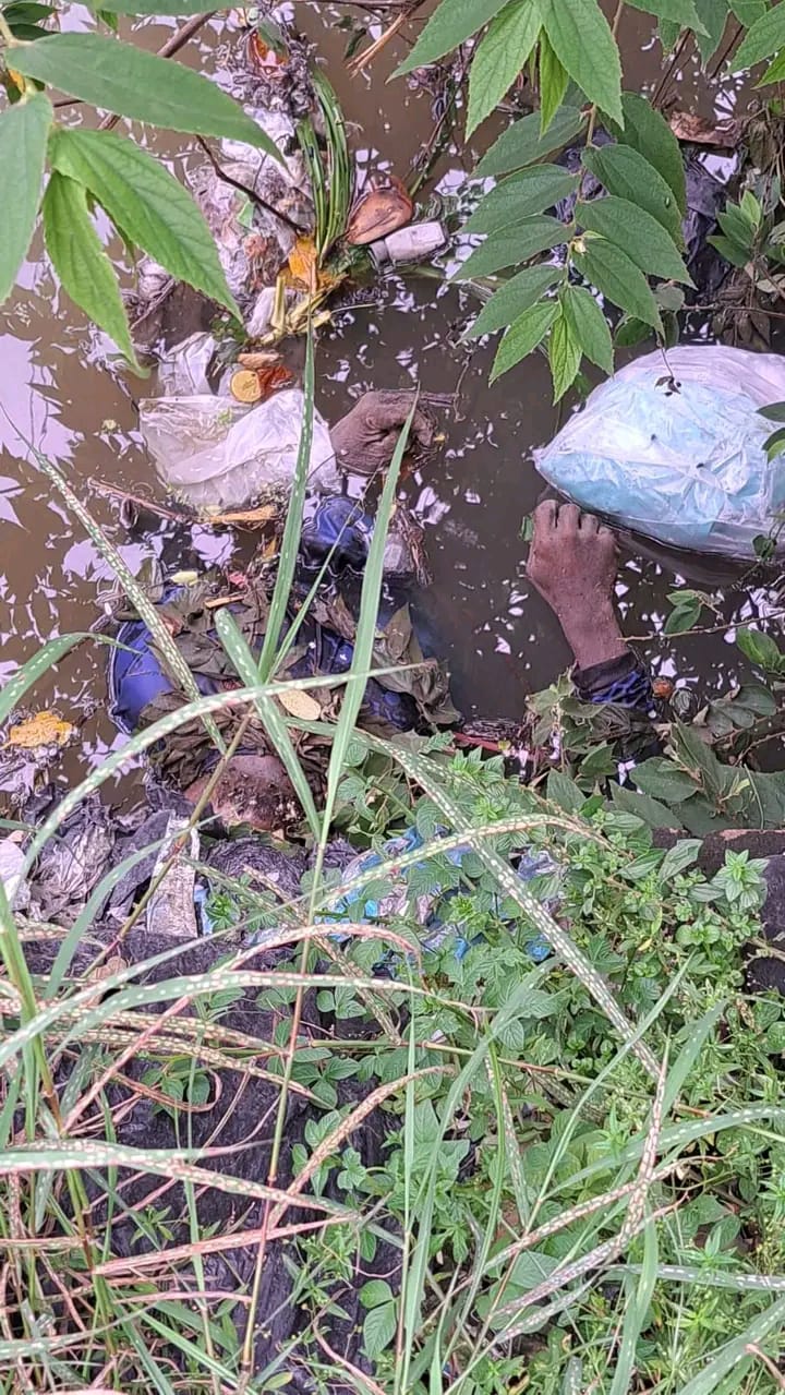 GEGER : Sesosok mayat ditemukan mengapung di Sungai Prambon, Sidoarjo. (IST/RADAR SIDOARJO)
