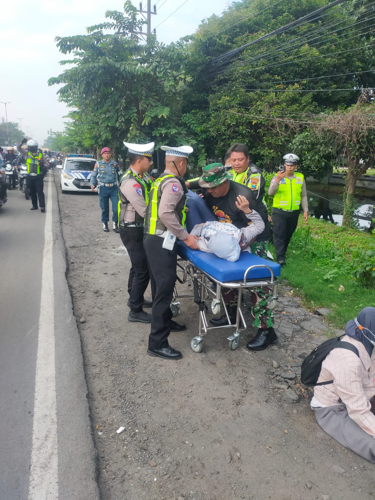 EVAKUASI : Polisi mengevakuasi korban kecelakaan di Jalan Raya Gedangan, Sidoarjo, Jumat (28/2). (IST/RADAR SIDOARJO)