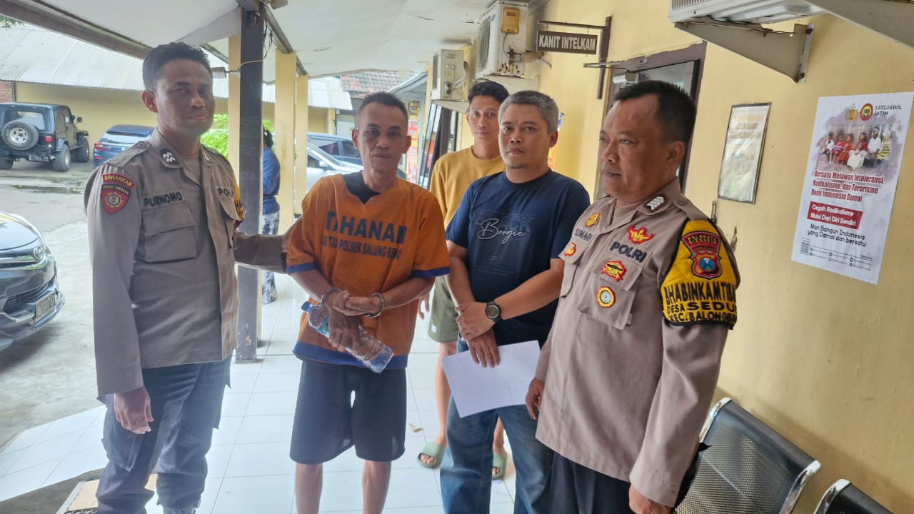 DITAHAN : Tersangka Isak ditahan Polsek Balongbendo. Ia tepergok mencuri tabung gas di sebuah warung Desa Penambangan, Balongbendo, Sidoarjo. (IST/RADAR SIDOARJO)