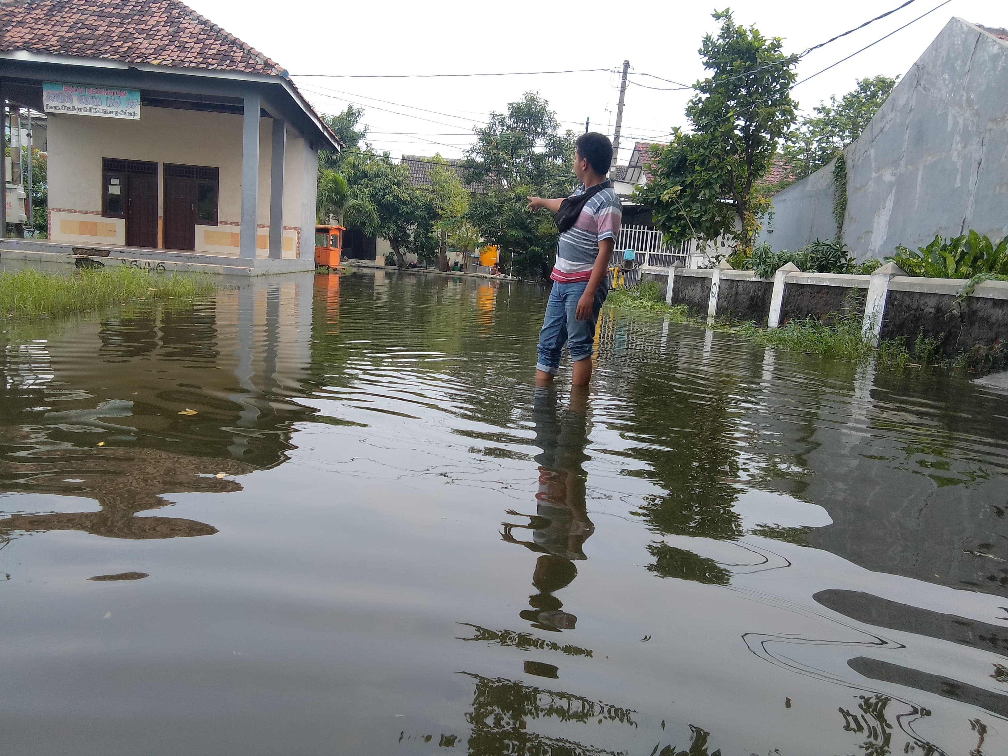 BENCANA BANJIR : Kondisi banjir di rumah warga Perum Citra Fajar Golf, Gebang, Sidoarjo, Jumat (28/2). (DIKY PUTRA SANSIRI/RADAR SIDOARJO)