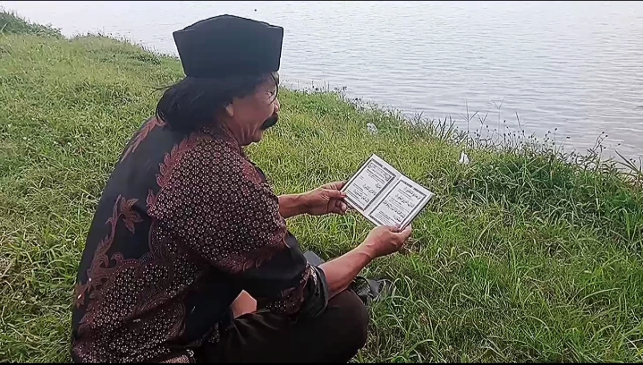 HARU: Warga saat nyekar dan berdoa di tanggul Lumpur Sidoarjo. (IST/RADAR SIDOARJO)