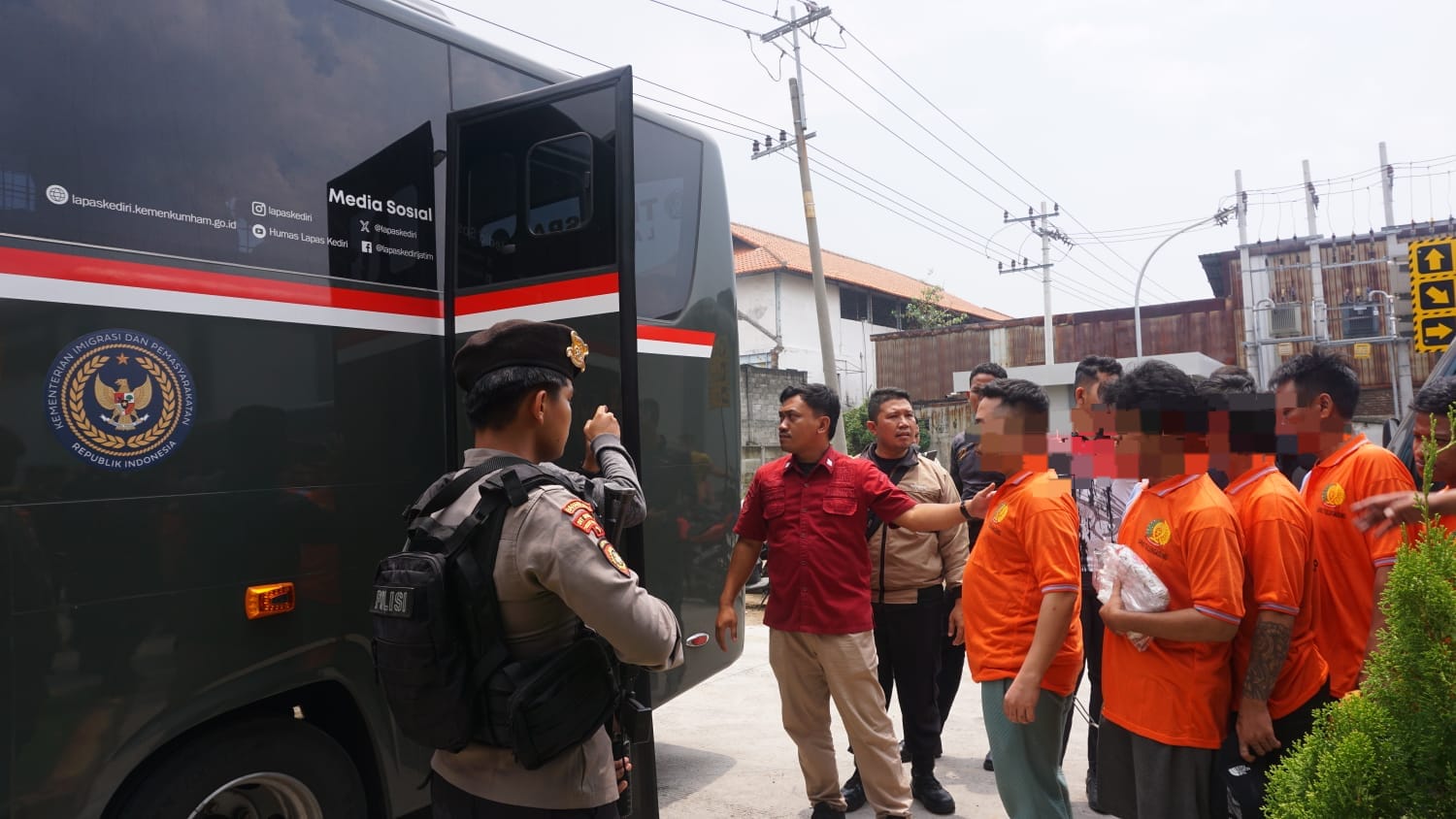 PENGAWALAN KETAT : Proses pemindahan narapidana di Rutan Kelas I Surabaya, Medaeng, Waru, Sidoarjo. (IST/RADAR SIDOARJO)