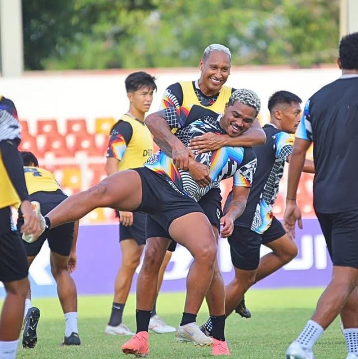 RENCANA BARU: Pemain Deltras Sidoarjo saat latihan. Manajemen belum pastikan rencana kedepan sepeninggal Bejo Sugiantoro. (IST/RADAR SIDOARJO)