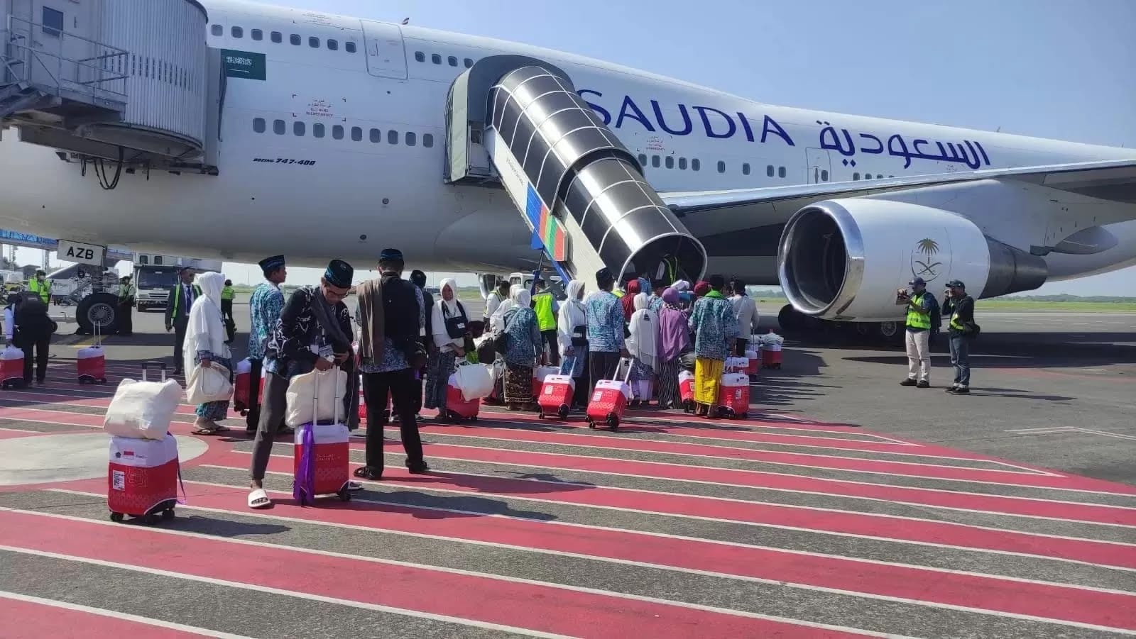 BERIBADAH: Suasana pemberangkatan Calon Jamaah Haji (CJH) Sidoarjo di Bandara Internasonal Juanda (IST/RADAR SIDOARJO)