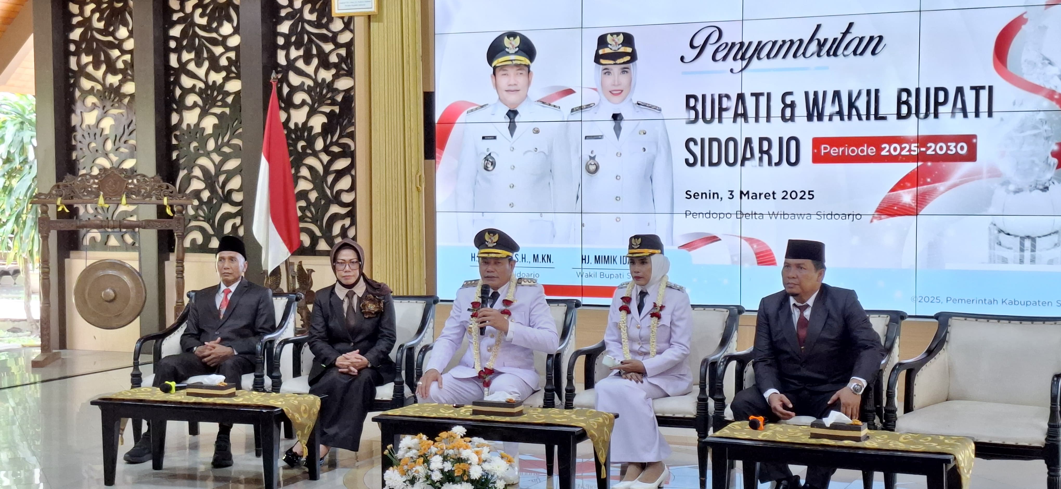 MAJU: Bupati dan Wakil Bupati Sidoarjo, Subandi - Mimik Idayana saat kegiatan tasyakuran. (M SAIFUL ROHMAN/RADAR SIDOARJO)