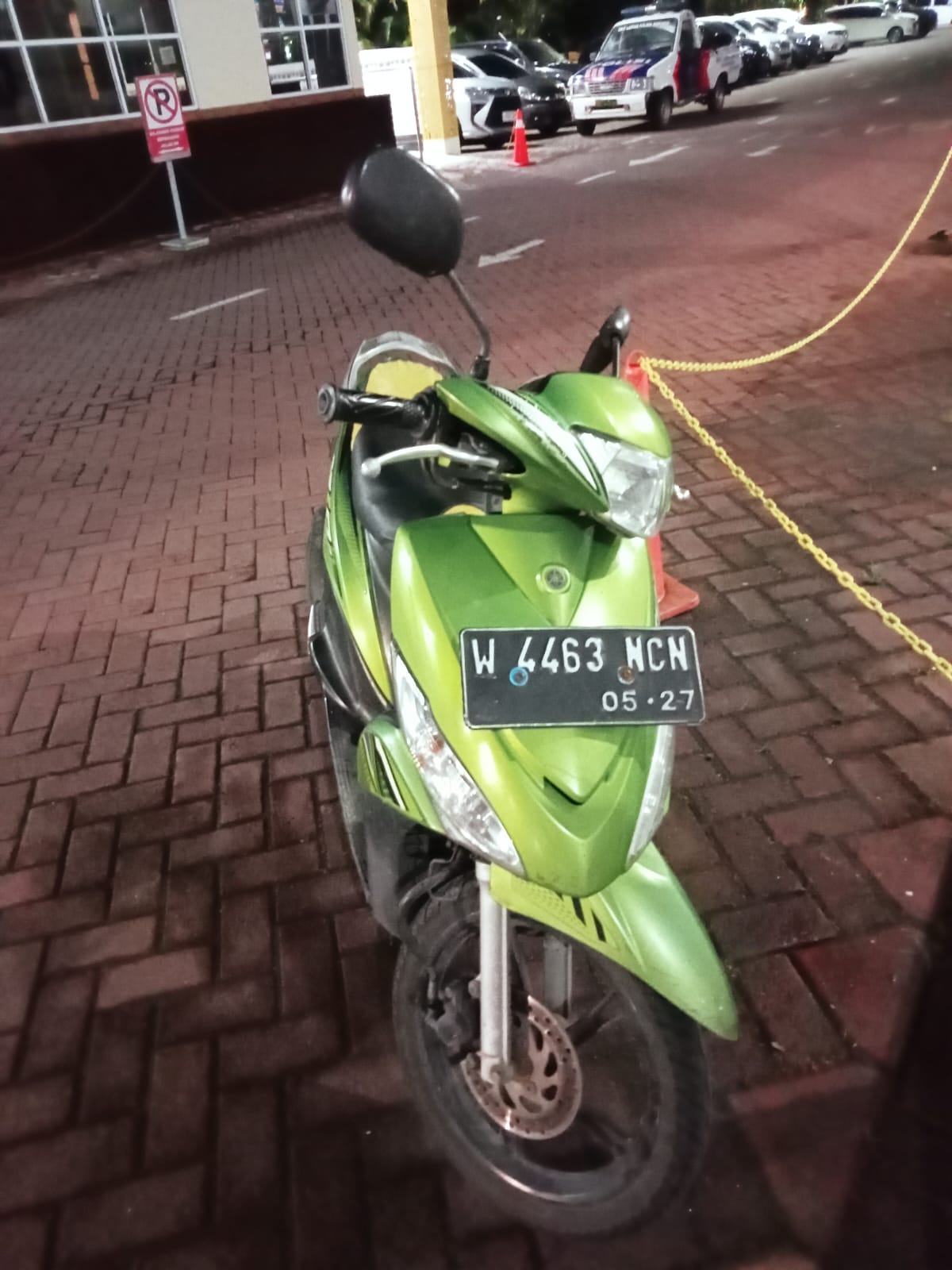 BARANG BUKTI : Sepeda motor korban usai terlibat kecelakaan di putarbalikJalan RayaBanjarkemantren, Buduran, Sidoarjo. (IST/RADAR SIDOARJO)