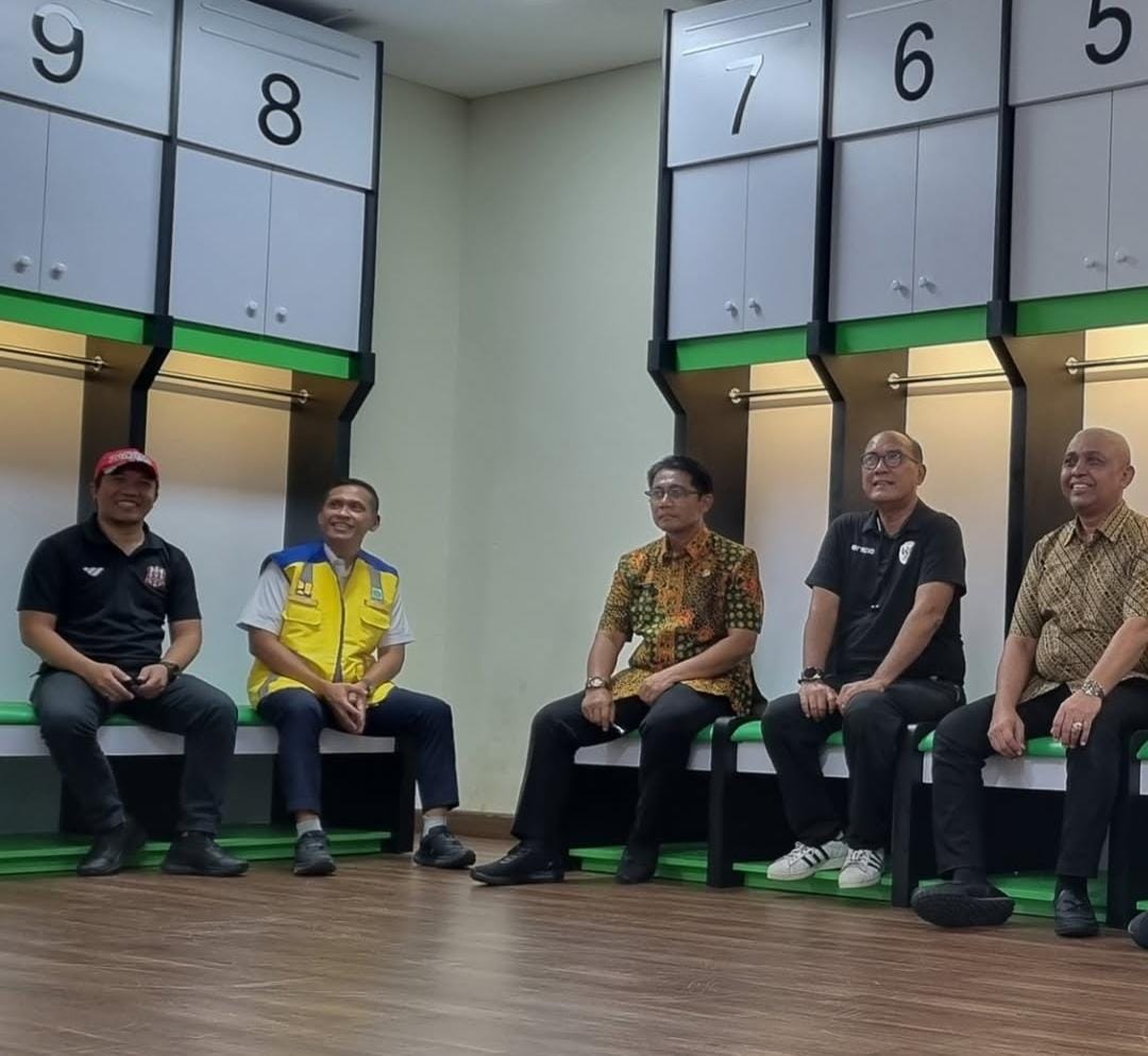 PENGECEKAN: CEO Deltras Sidoarjo, Amir Burhanudin bersama stakeholder terkait saat mengunjungi Stadion Gelora Delta, Sidoarjo. (IST/RADAR SIDOARJO)
