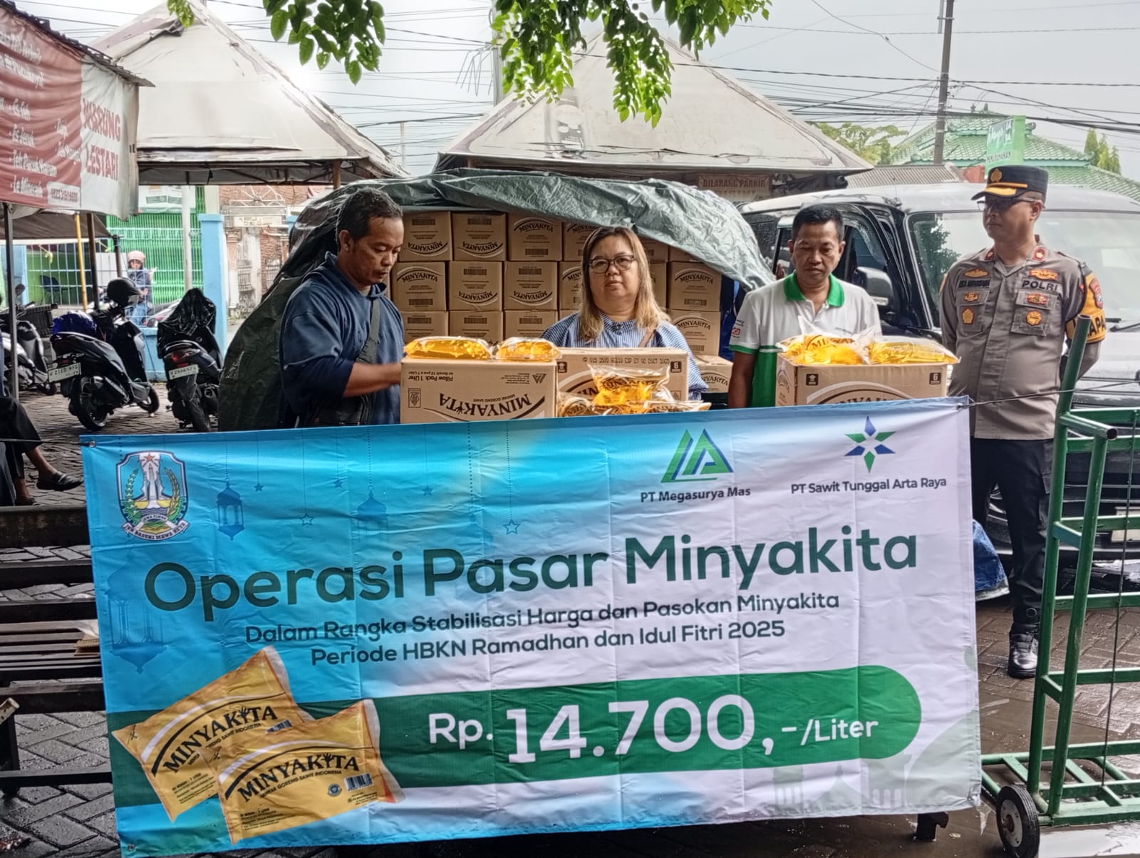 TERJANGKAU: Operasi Pasar Murah minyakita di Pasar Larangan yang menjual minyakita Rp 14.700 perliternya.