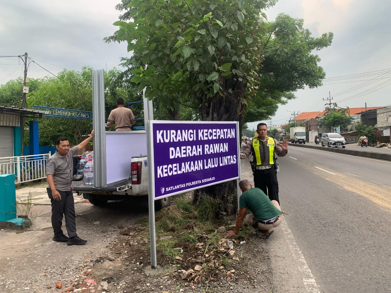 TEKAN KECELAKAAN : Satlantas Polresta Sidoarjo memasang ratusan papan imbauan rawan kecelakaan di sejumlah titik di Sidoarjo. (IST/RADAR SIDOARJO)