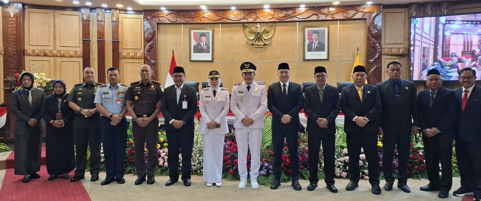 BERSINERGI: Wali Kota Surabaya, Eri Cahyadi dan Bupati Sidoarjo Sidoarjo, Subandi saat rapat paripurna. (M SAIFUL ROHMAN/RADAR SIDOARJO)