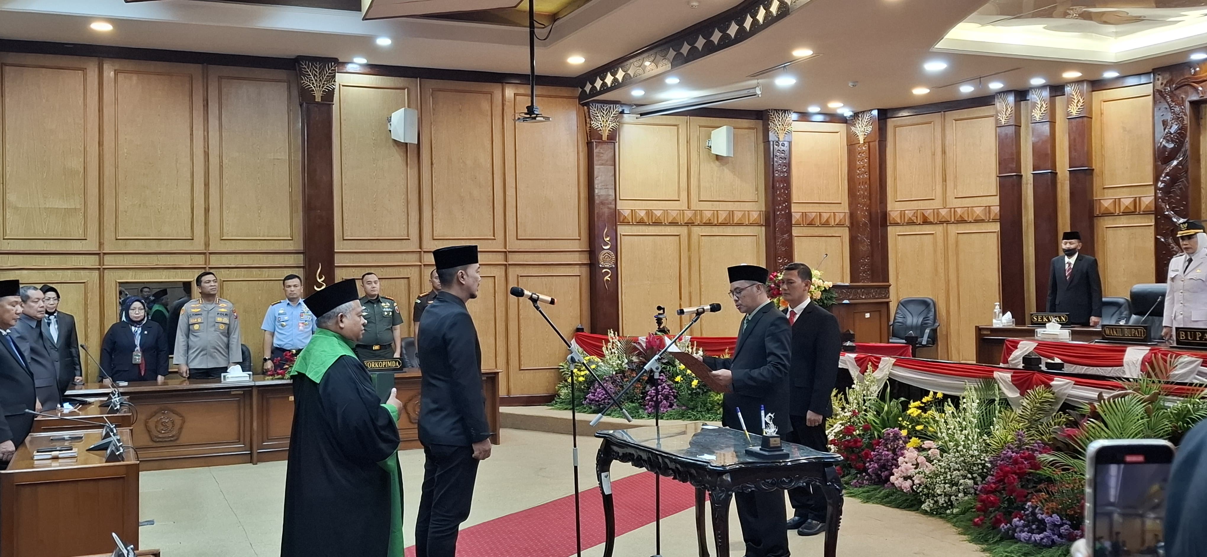 RESMI : Kusumo Adi Nugroho saat dilantik PAW oleh Ketua DPRD Sidoarjo, Abdillah Nasih. (M SAIFUL ROHMAN/RADAR SIDOARJO)