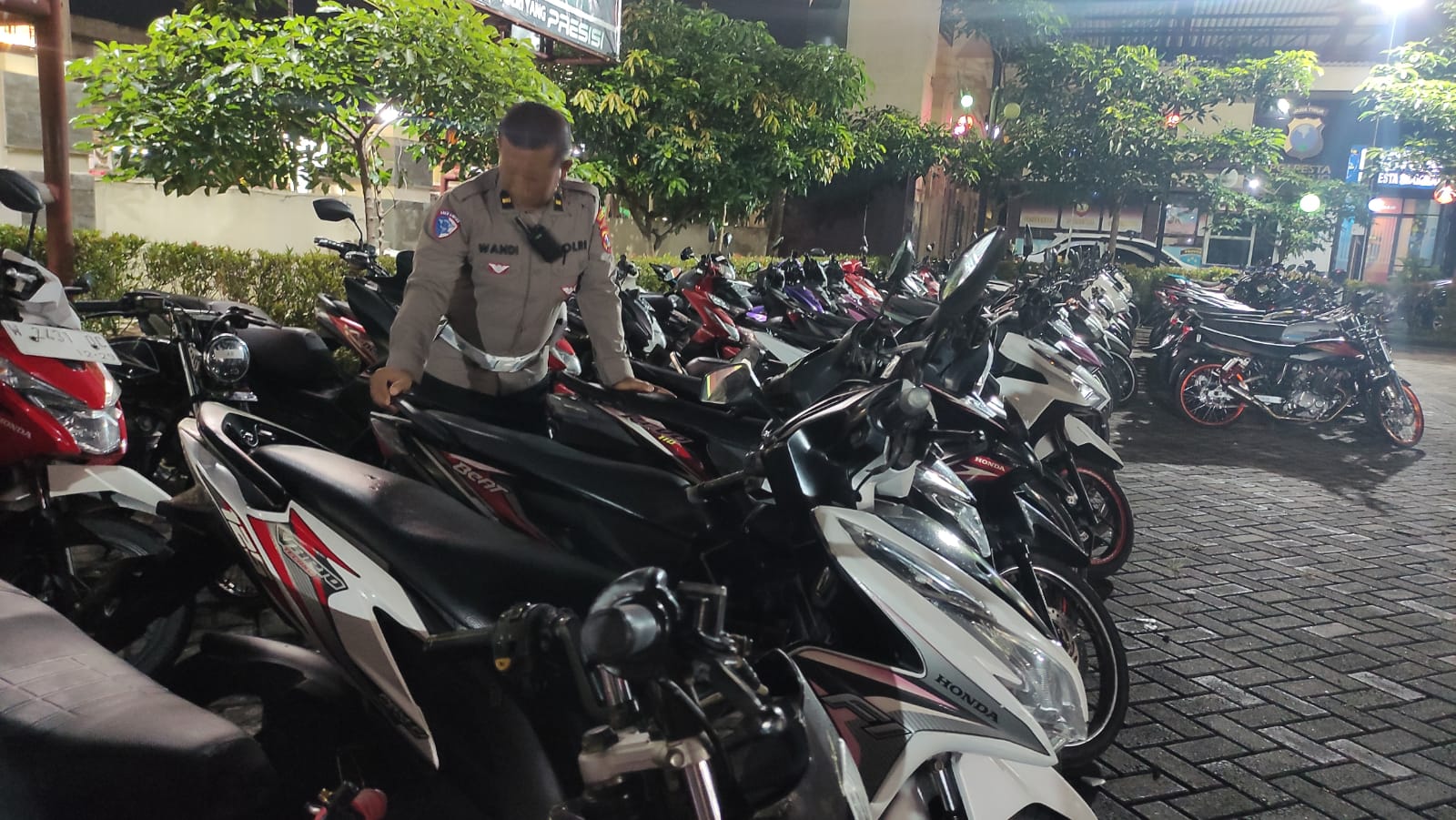 TEGAS : Satlantas Polresta Sidoarjo mengamankan 157 sepeda motor saat gerebek balap liat di Jalan Arteri Porong, Sidoarjo. (IST/RADAR SIDOARJO)