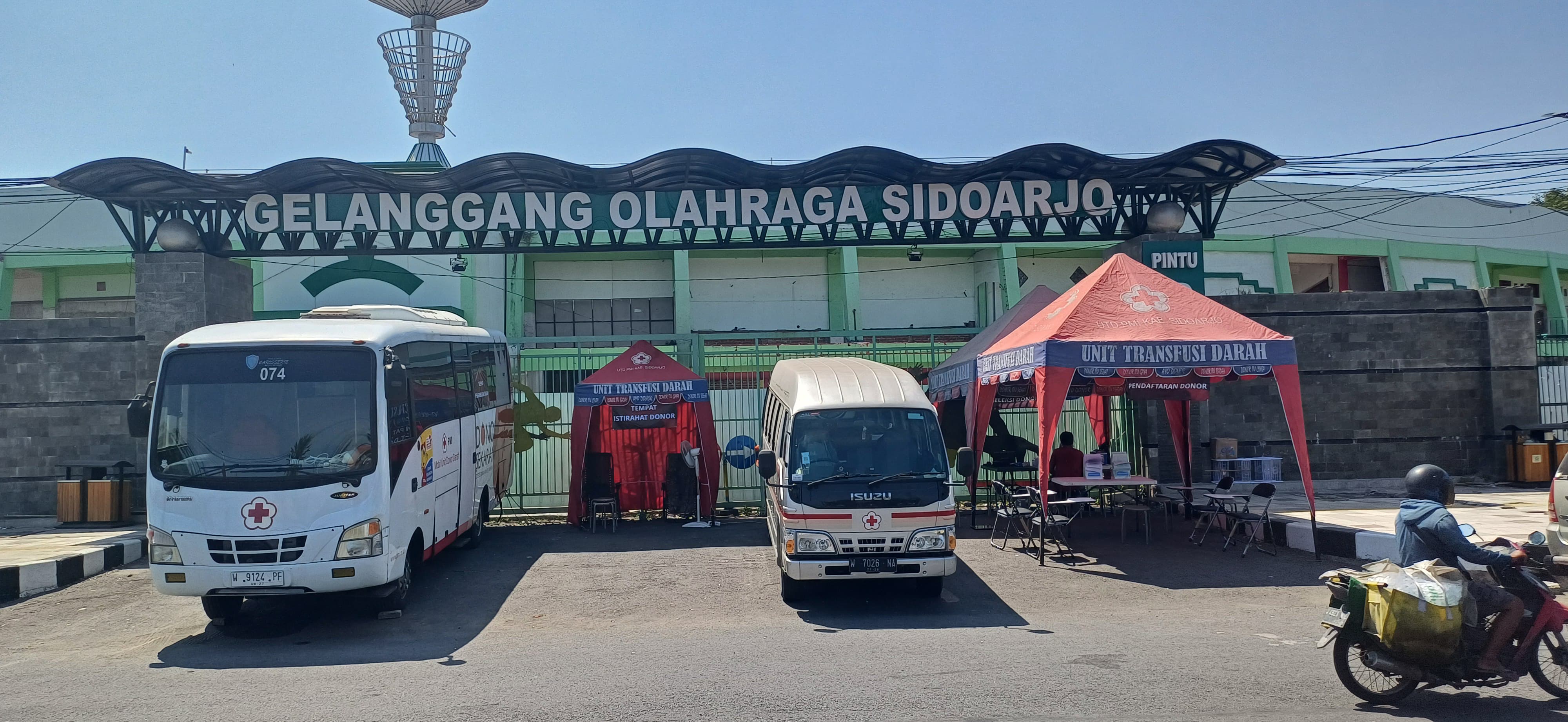 JAGA STOK : UTD PMI Sidoarjo buka donor darah hingga malam hari saat ramadan. (IST/RADAR SIDOARJO)