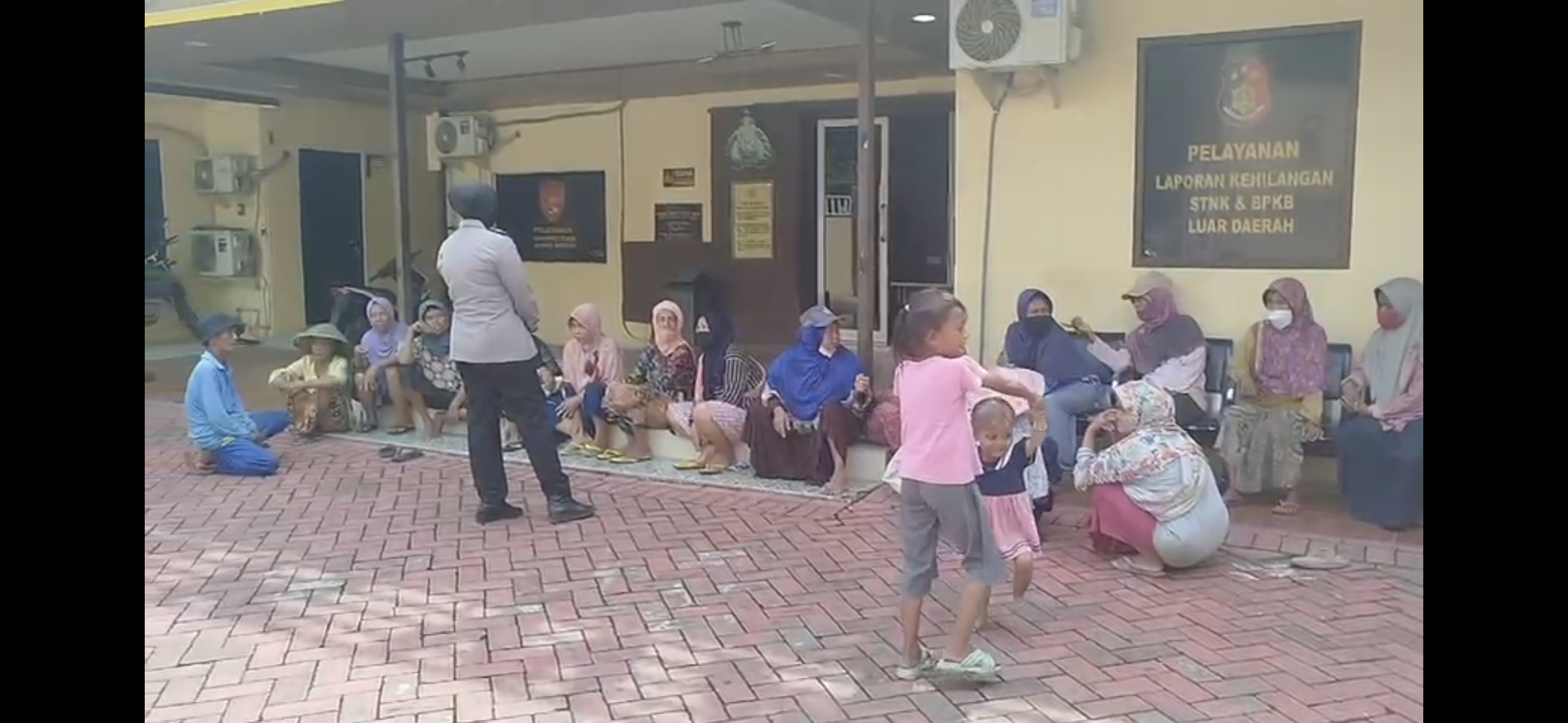 DIDATA : Puluhan pengemis dan pemulung yang mendatangi Polsek Waru. Mereka diberi imbauan oleh polisi. (IST/RADAR SIDOARJO)